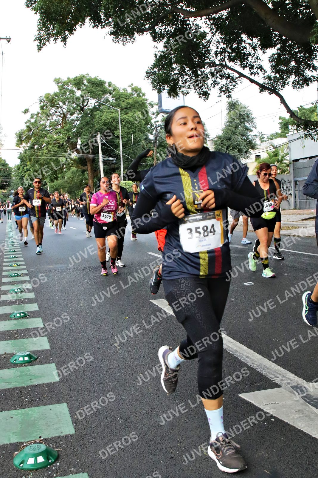 Foto de la X Carrera Leones Negros Red Cola 2026 en Rectoría General de la UdeG, Av. Juárez 976 (meta en Av. Enrique Díaz de León y Pedro Moreno), Guadalajara a las 05:09 · dorsal 3584, 3620, 6960, 1698