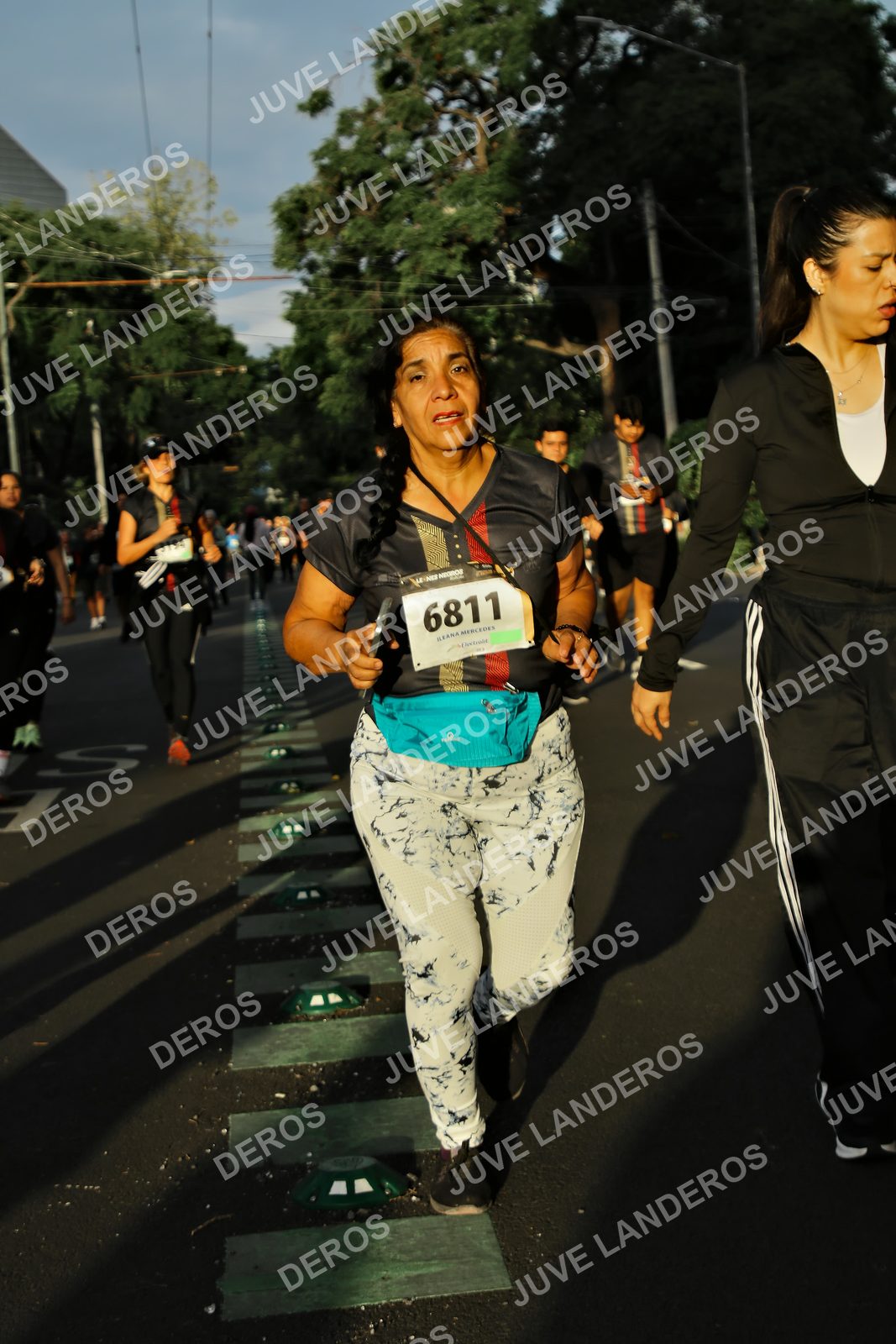 Foto de la X Carrera Leones Negros Red Cola 2026 en Rectoría General de la UdeG, Av. Juárez 976 (meta en Av. Enrique Díaz de León y Pedro Moreno), Guadalajara a las 07:26 · dorsal 6811