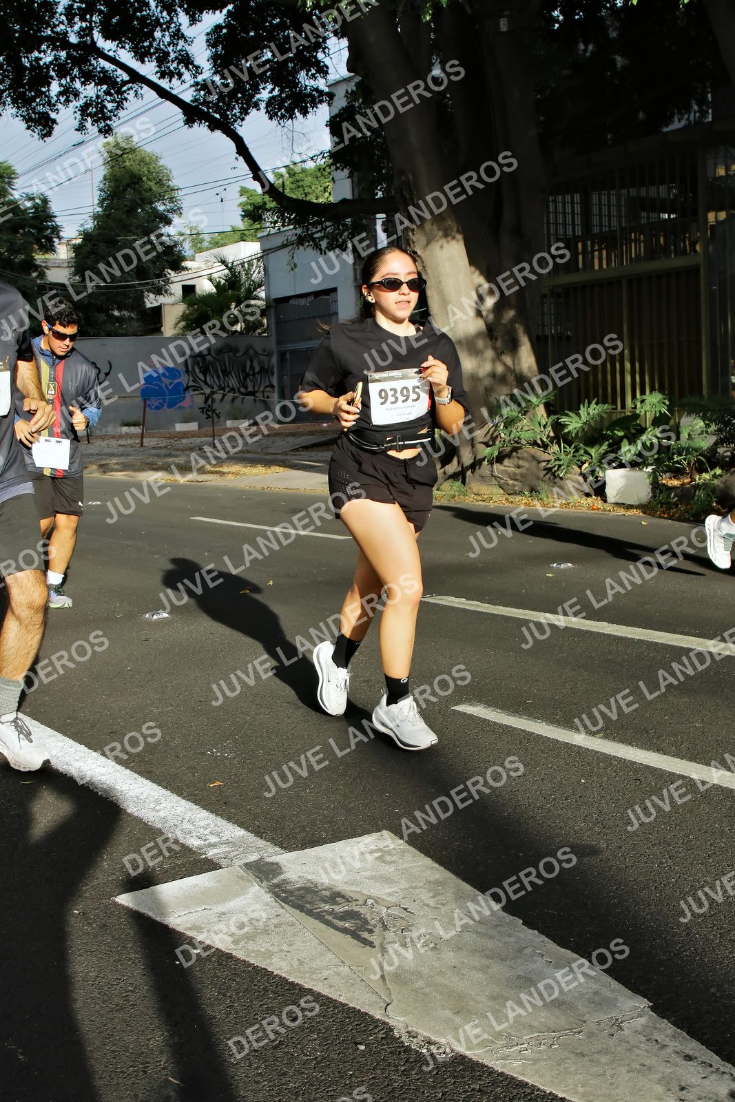 Foto de la X Carrera Leones Negros Red Cola 2026 en Rectoría General de la UdeG, Av. Juárez 976 (meta en Av. Enrique Díaz de León y Pedro Moreno), Guadalajara a las 07:59 · dorsal 9395