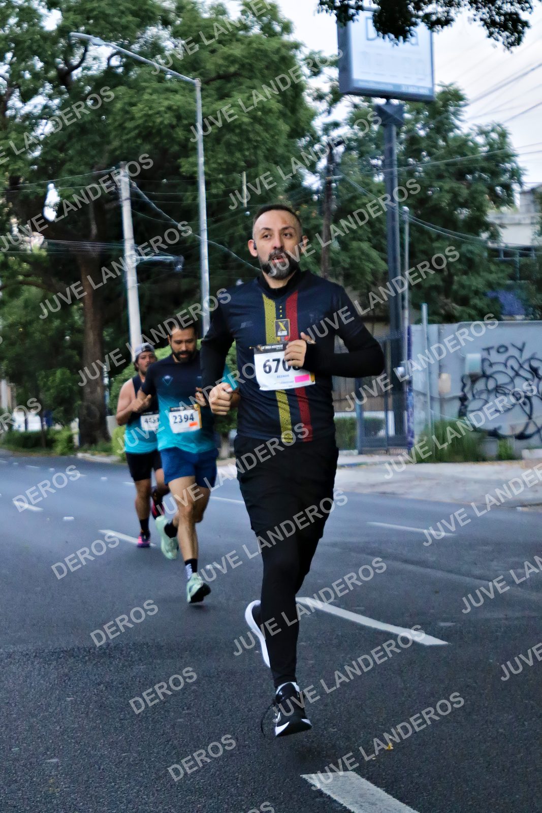 Foto de la X Carrera Leones Negros Red Cola 2026 en Rectoría General de la UdeG, Av. Juárez 976 (meta en Av. Enrique Díaz de León y Pedro Moreno), Guadalajara a las 04:55 · dorsal 2394, 670, 4451
