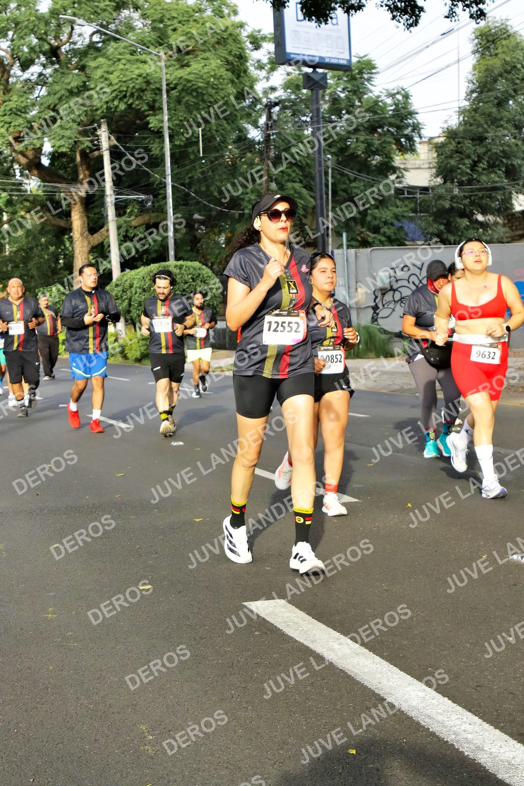 Foto de la X Carrera Leones Negros Red Cola 2026 en Rectoría General de la UdeG, Av. Juárez 976 (meta en Av. Enrique Díaz de León y Pedro Moreno), Guadalajara a las 08:03 · dorsal 12552, 9632, 852, 12874