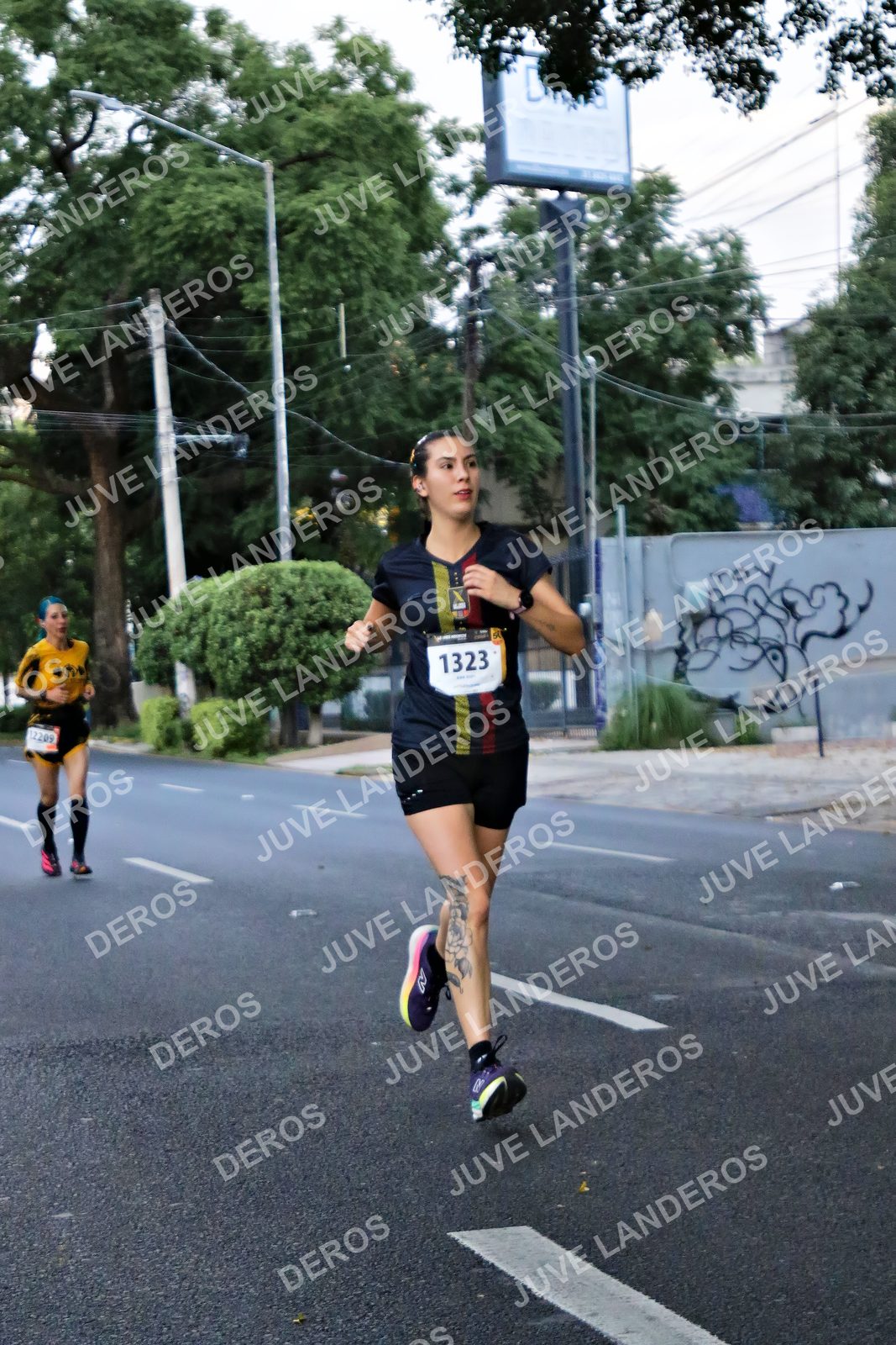 Foto de la X Carrera Leones Negros Red Cola 2026 en Rectoría General de la UdeG, Av. Juárez 976 (meta en Av. Enrique Díaz de León y Pedro Moreno), Guadalajara a las 04:56 · dorsal 1323