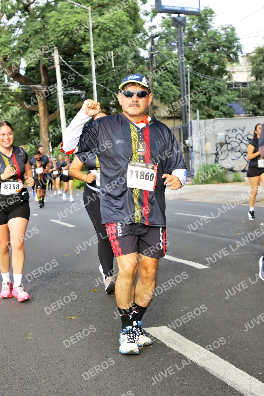 Foto de la X Carrera Leones Negros Red Cola 2026 en Rectoría General de la UdeG, Av. Juárez 976 (meta en Av. Enrique Díaz de León y Pedro Moreno), Guadalajara a las 08:08 · dorsal 11860, 8158