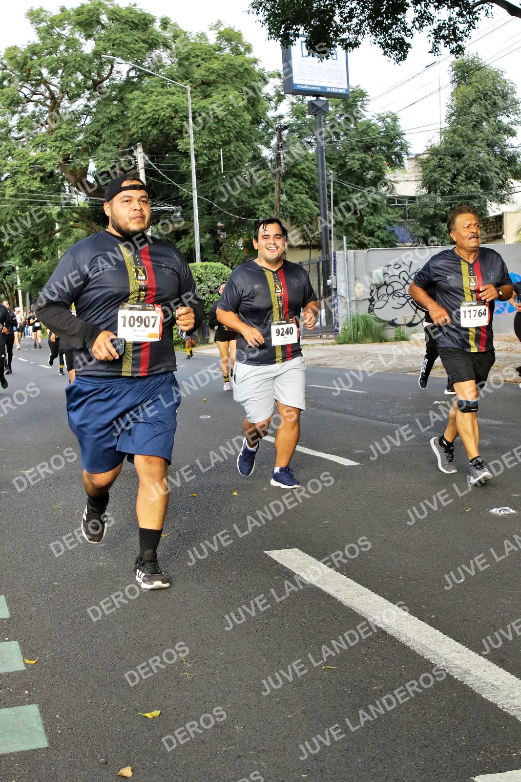 Foto de la X Carrera Leones Negros Red Cola 2026 en Rectoría General de la UdeG, Av. Juárez 976 (meta en Av. Enrique Díaz de León y Pedro Moreno), Guadalajara a las 08:07 · dorsal 10907, 11764, 9240