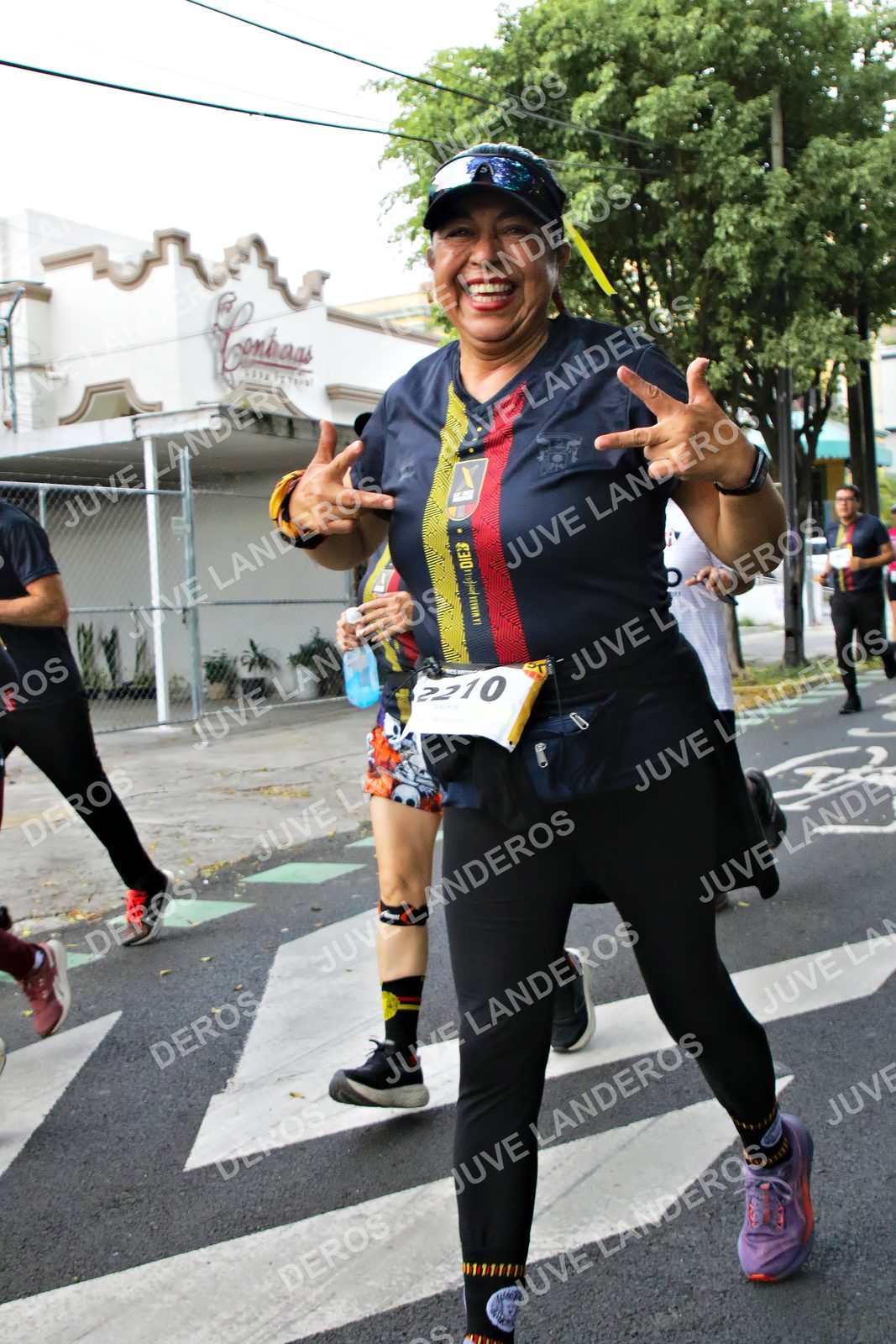 Foto de la X Carrera Leones Negros Red Cola 2026 en Rectoría General de la UdeG, Av. Juárez 976 (meta en Av. Enrique Díaz de León y Pedro Moreno), Guadalajara a las 05:11 · dorsal 2210