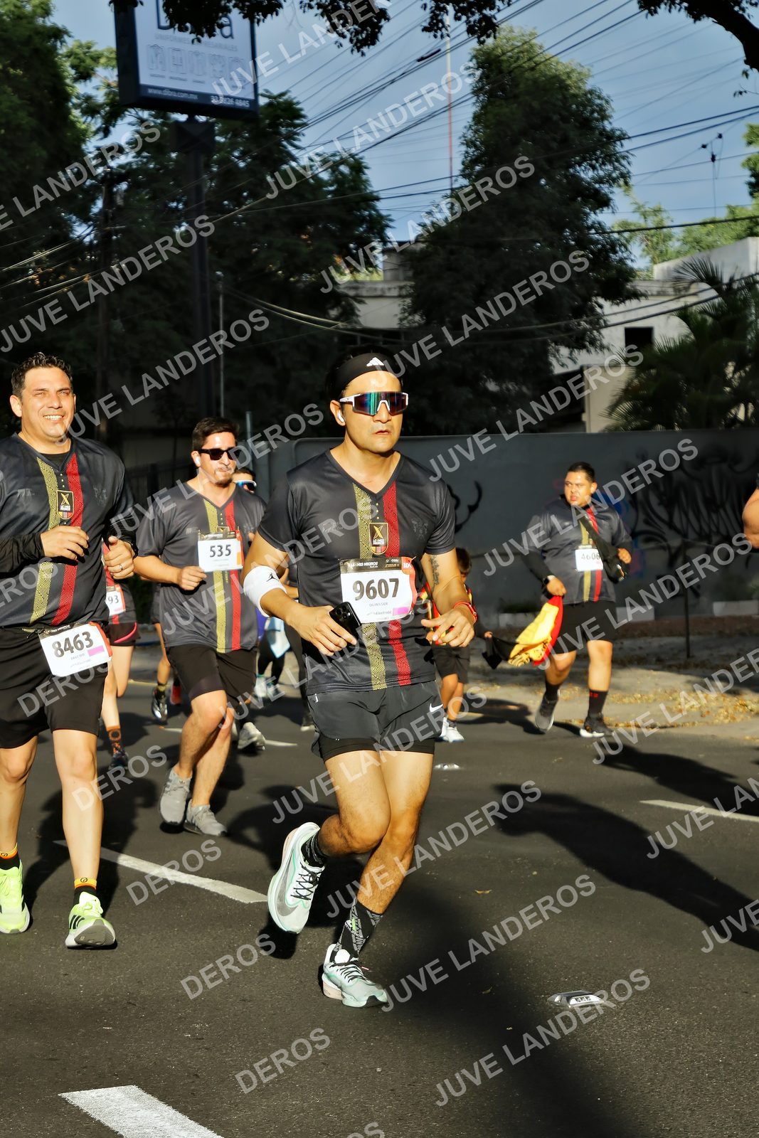 Foto de la X Carrera Leones Negros Red Cola 2026 en Rectoría General de la UdeG, Av. Juárez 976 (meta en Av. Enrique Díaz de León y Pedro Moreno), Guadalajara a las 07:47 · dorsal 9607, 535, 8463, 93