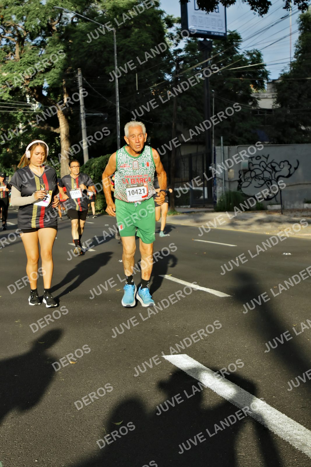 Foto de la X Carrera Leones Negros Red Cola 2026 en Rectoría General de la UdeG, Av. Juárez 976 (meta en Av. Enrique Díaz de León y Pedro Moreno), Guadalajara a las 07:43 · dorsal 10421