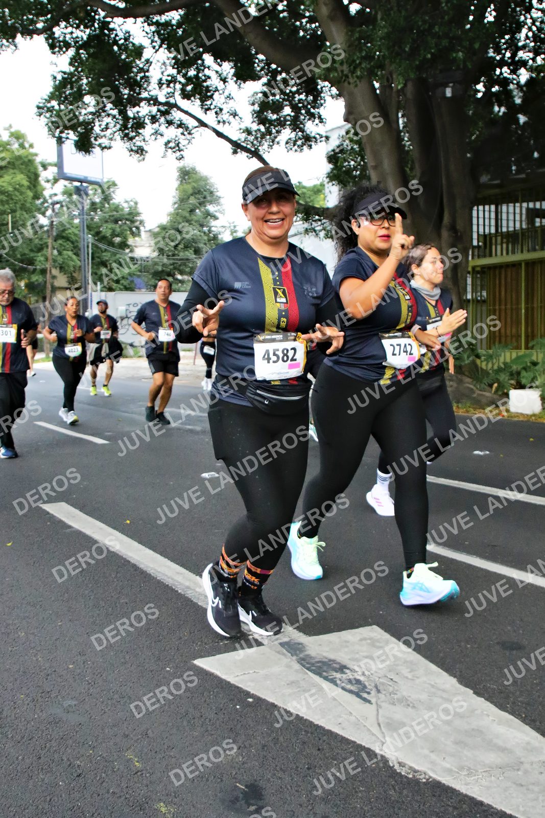 Foto de la X Carrera Leones Negros Red Cola 2026 en Rectoría General de la UdeG, Av. Juárez 976 (meta en Av. Enrique Díaz de León y Pedro Moreno), Guadalajara a las 05:12 · dorsal 4582, 2742, 301