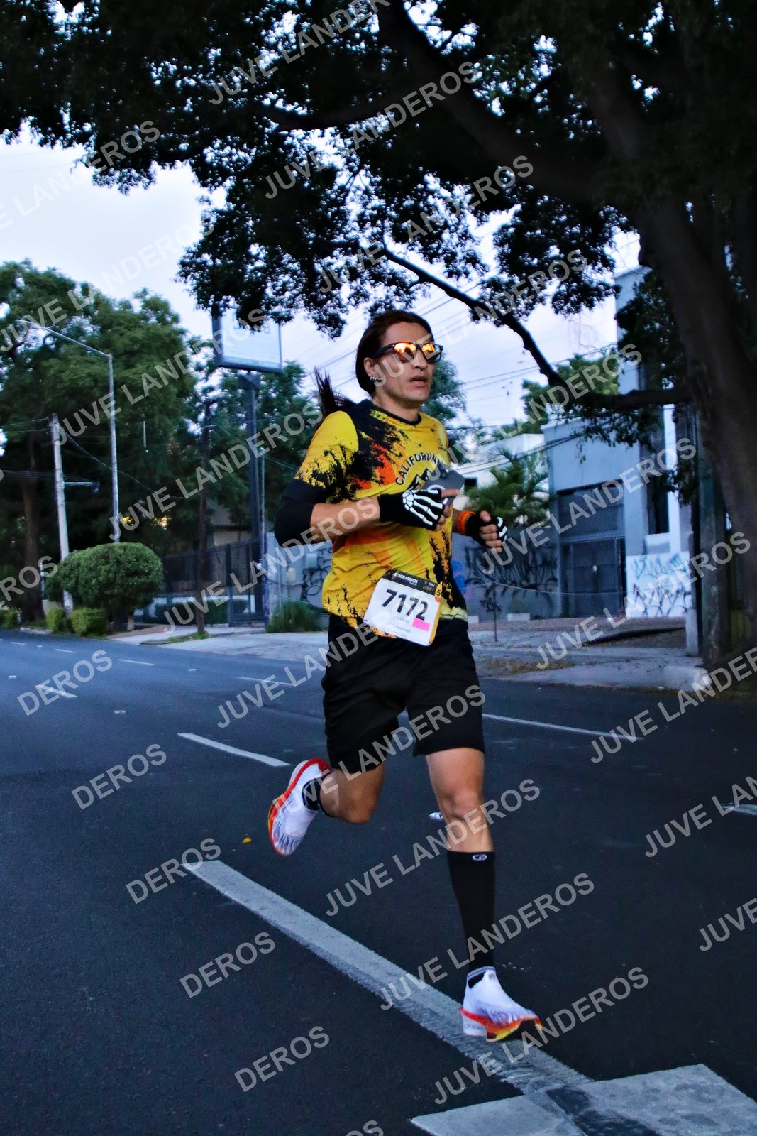 Foto de la X Carrera Leones Negros Red Cola 2026 en Rectoría General de la UdeG, Av. Juárez 976 (meta en Av. Enrique Díaz de León y Pedro Moreno), Guadalajara a las 04:51 · dorsal 7172