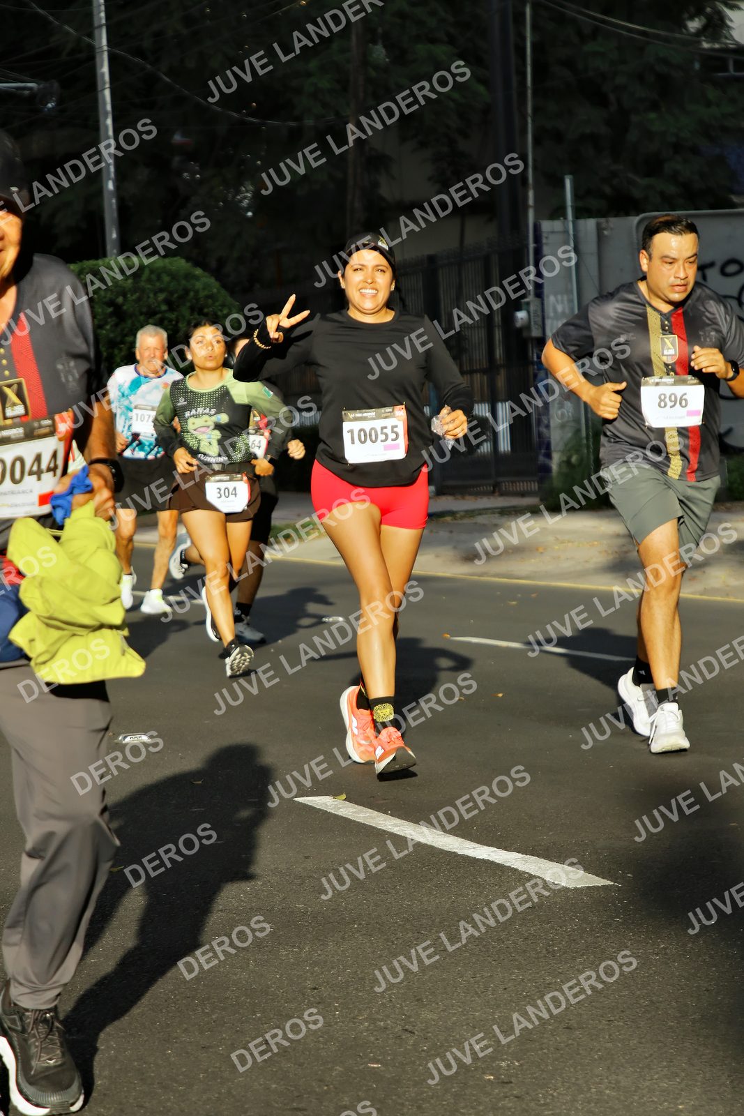 Foto de la X Carrera Leones Negros Red Cola 2026 en Rectoría General de la UdeG, Av. Juárez 976 (meta en Av. Enrique Díaz de León y Pedro Moreno), Guadalajara a las 07:43 · dorsal 896, 10055, 304, 107