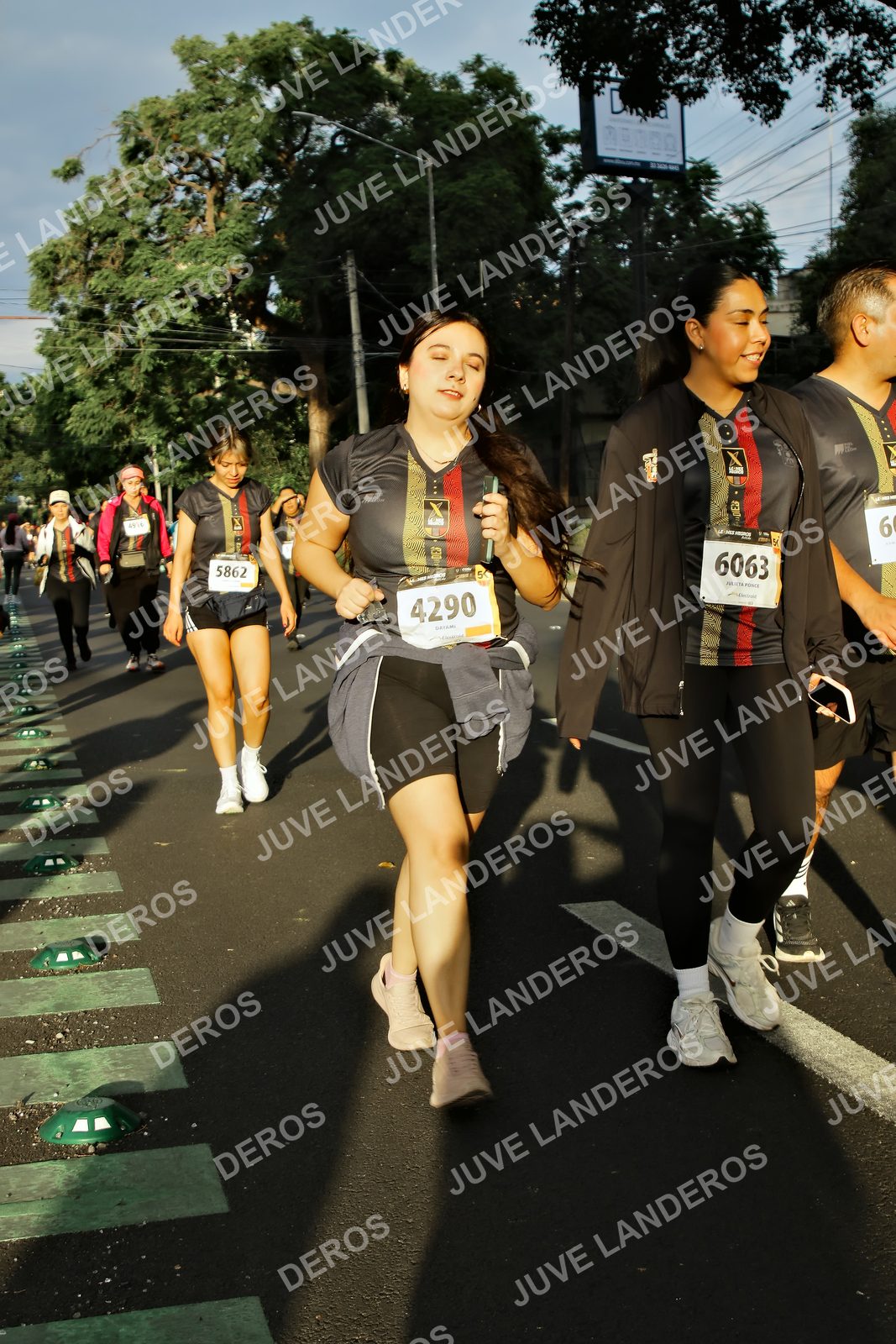 Foto de la X Carrera Leones Negros Red Cola 2026 en Rectoría General de la UdeG, Av. Juárez 976 (meta en Av. Enrique Díaz de León y Pedro Moreno), Guadalajara a las 07:29 · dorsal 4290, 6063, 5862
