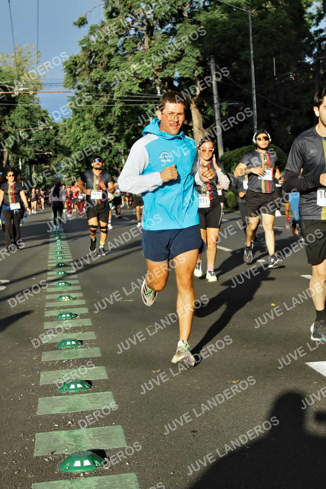 Foto de la X Carrera Leones Negros Red Cola 2026 en Rectoría General de la UdeG, Av. Juárez 976 (meta en Av. Enrique Díaz de León y Pedro Moreno), Guadalajara a las 07:48 · dorsal 933, 9872, 65