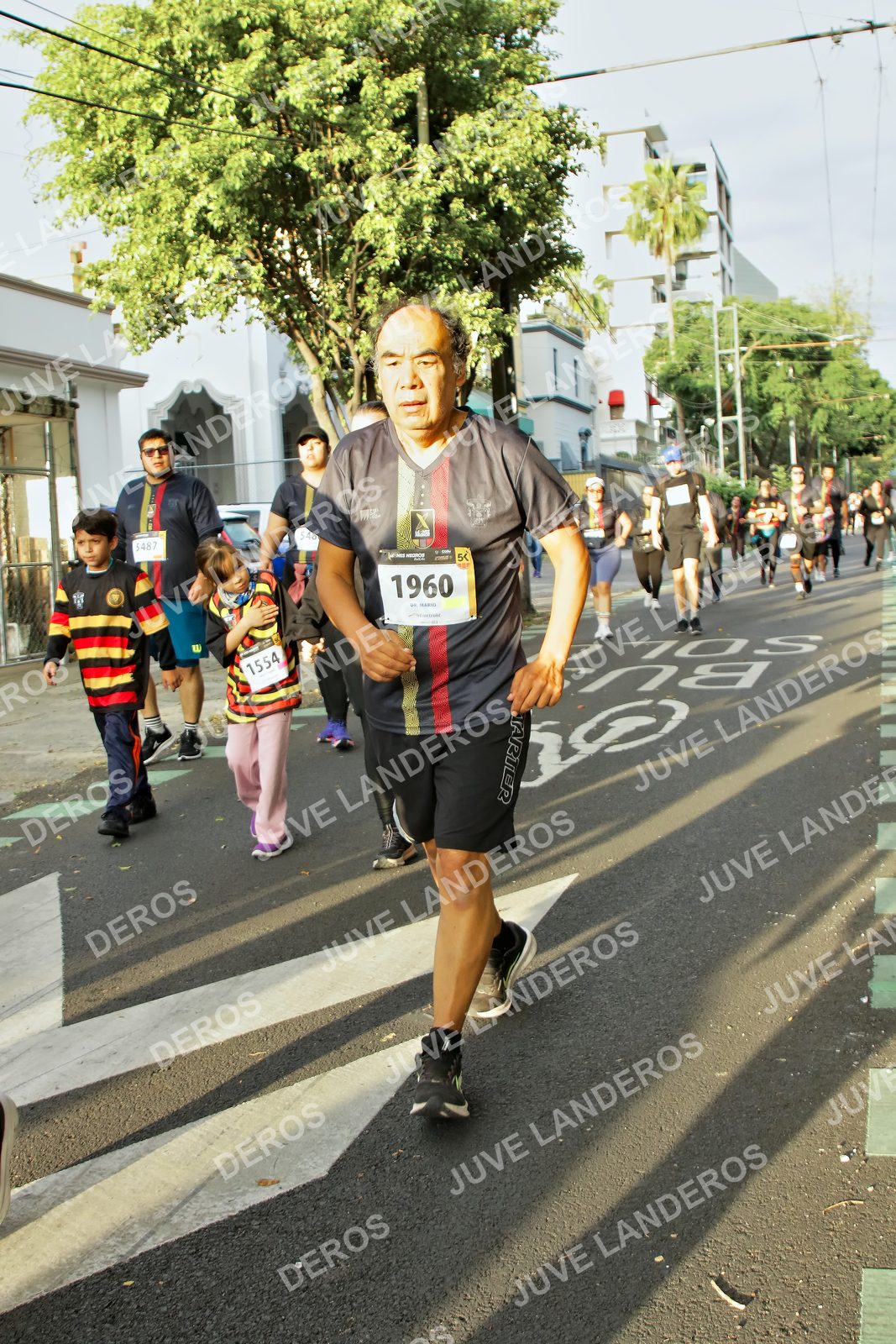 Foto de la X Carrera Leones Negros Red Cola 2026 en Rectoría General de la UdeG, Av. Juárez 976 (meta en Av. Enrique Díaz de León y Pedro Moreno), Guadalajara a las 07:32 · dorsal 1960, 1554, 5487