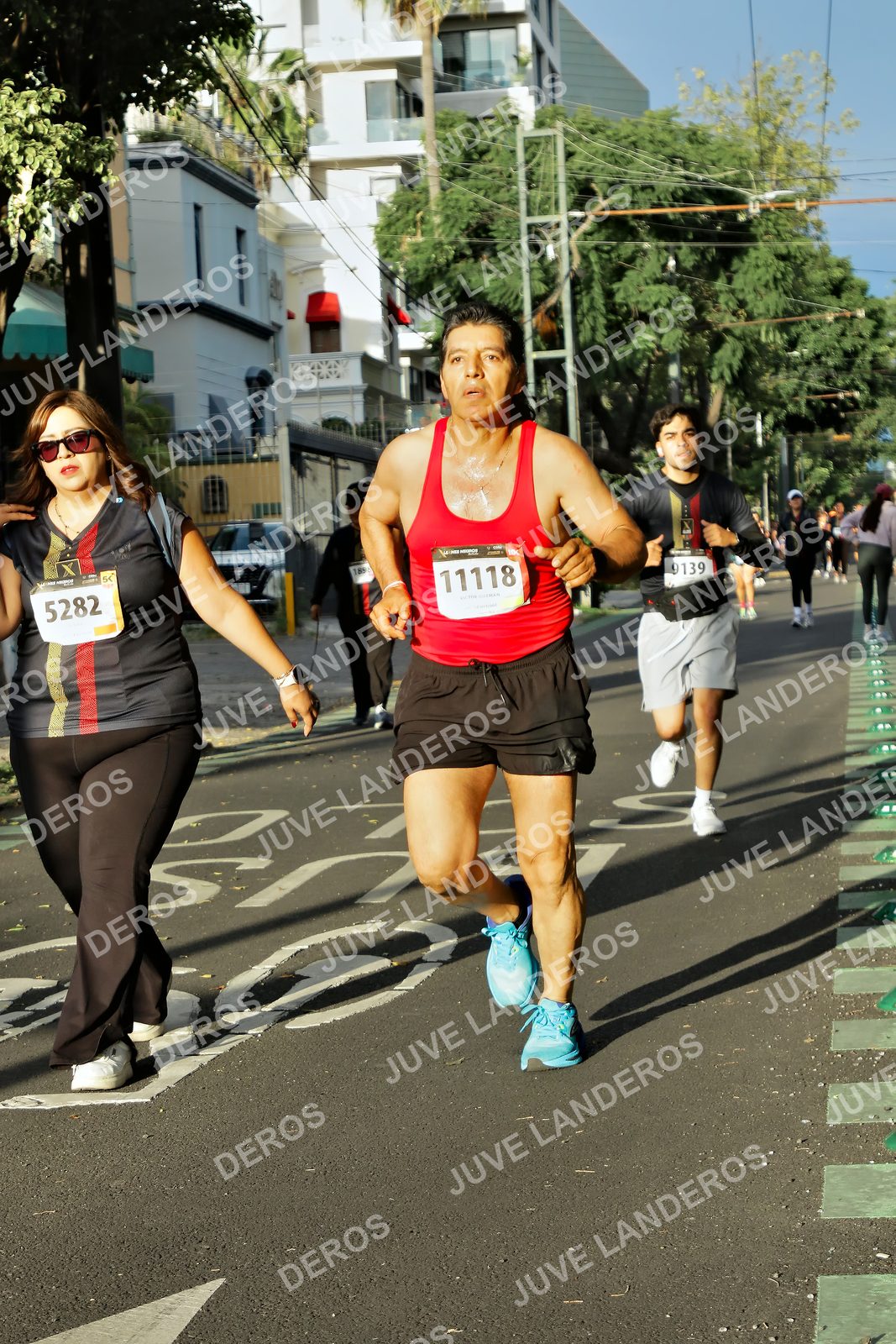 Foto de la X Carrera Leones Negros Red Cola 2026 en Rectoría General de la UdeG, Av. Juárez 976 (meta en Av. Enrique Díaz de León y Pedro Moreno), Guadalajara a las 07:43 · dorsal 11118, 5282, 9139