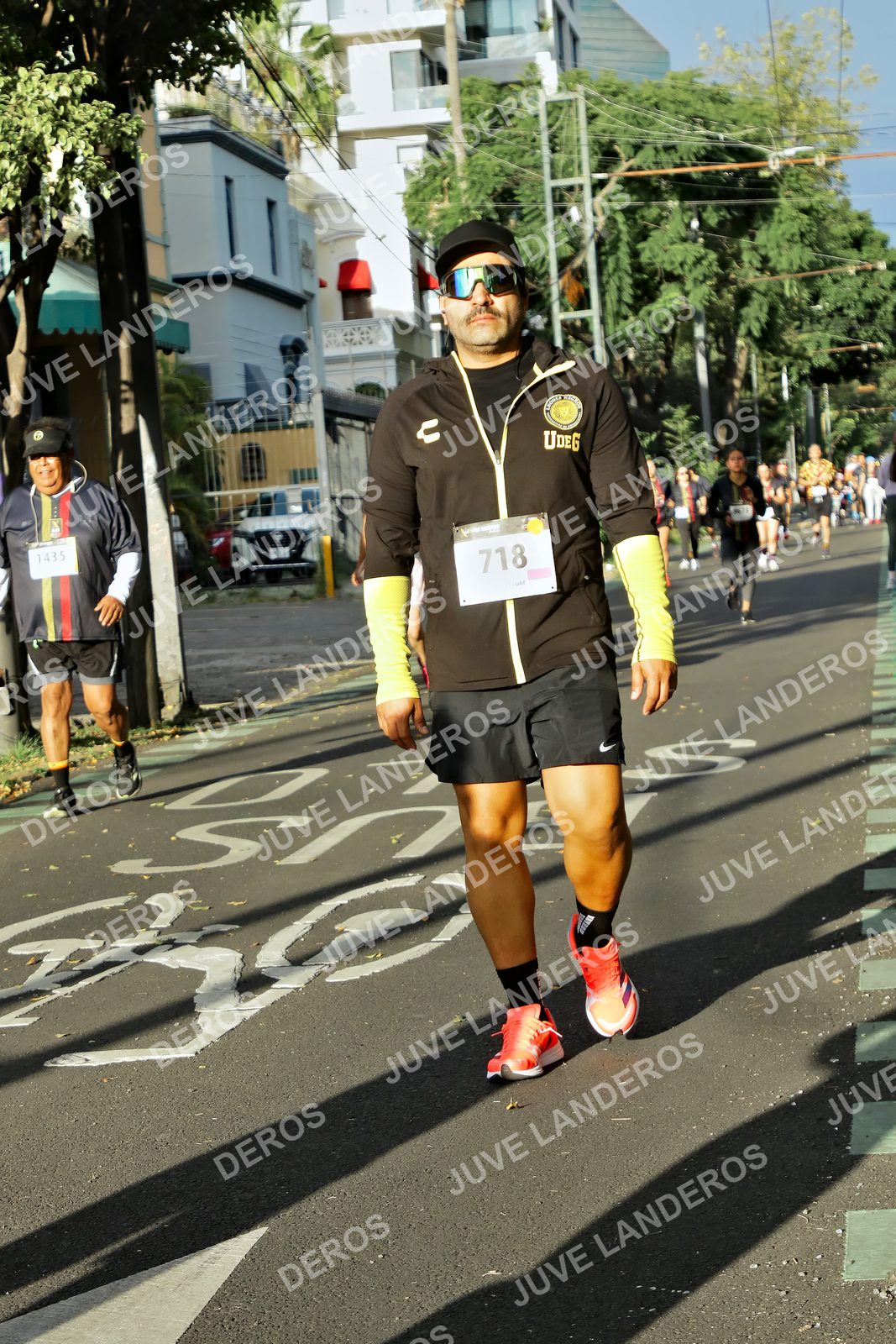 Foto de la X Carrera Leones Negros Red Cola 2026 en Rectoría General de la UdeG, Av. Juárez 976 (meta en Av. Enrique Díaz de León y Pedro Moreno), Guadalajara a las 07:52 · dorsal 718, 1435