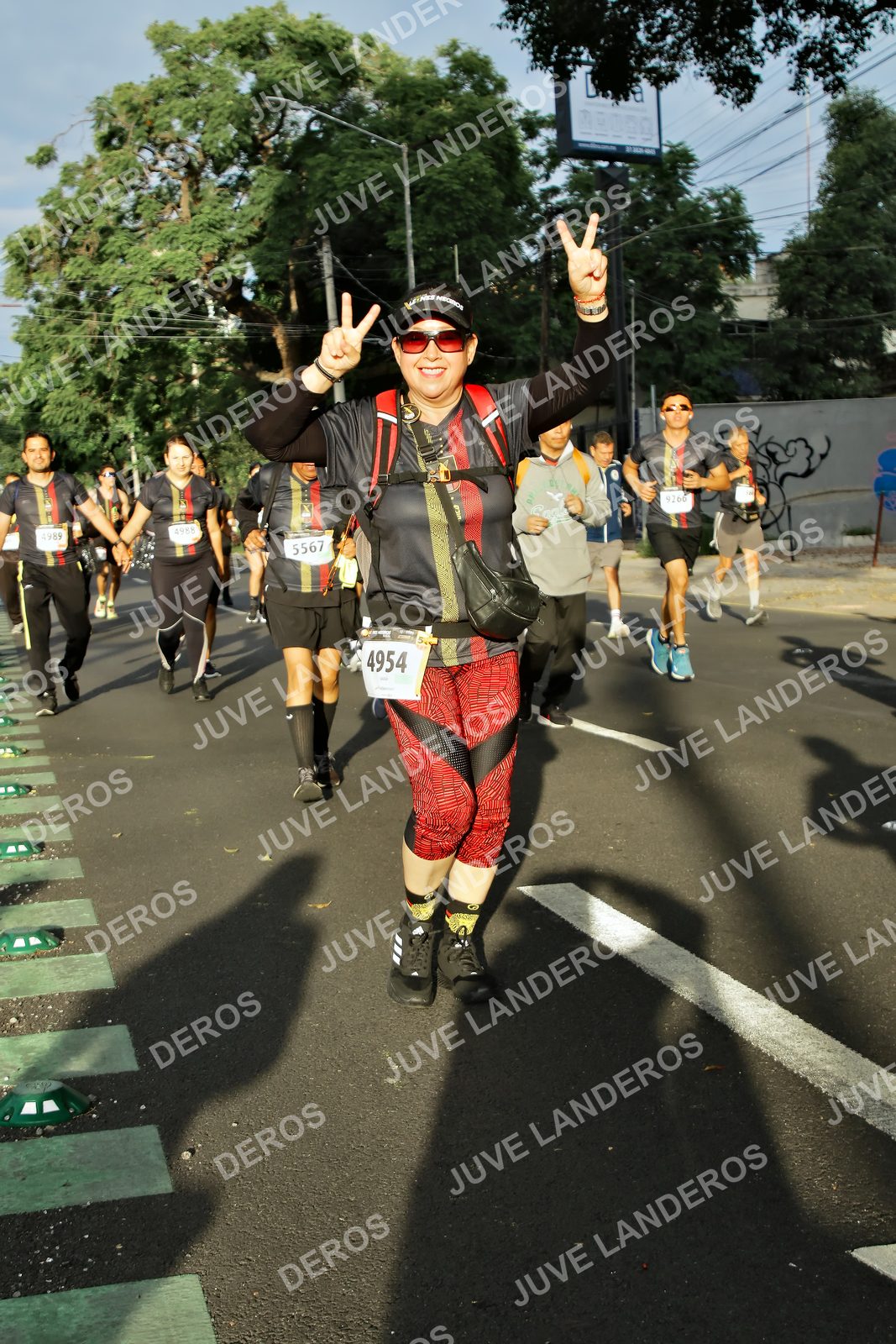 Foto de la X Carrera Leones Negros Red Cola 2026 en Rectoría General de la UdeG, Av. Juárez 976 (meta en Av. Enrique Díaz de León y Pedro Moreno), Guadalajara a las 07:38 · dorsal 4954, 5567, 1989