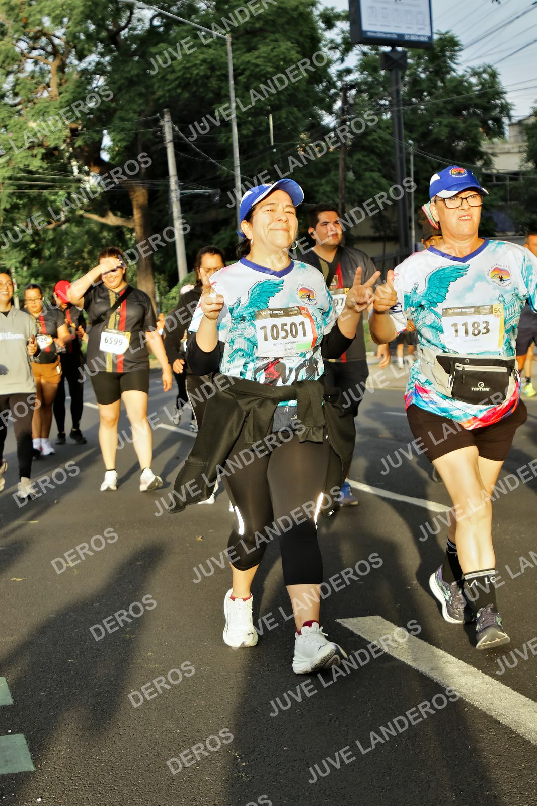 Foto de la X Carrera Leones Negros Red Cola 2026 en Rectoría General de la UdeG, Av. Juárez 976 (meta en Av. Enrique Díaz de León y Pedro Moreno), Guadalajara a las 07:24 · dorsal 1183, 10501, 6599, 97