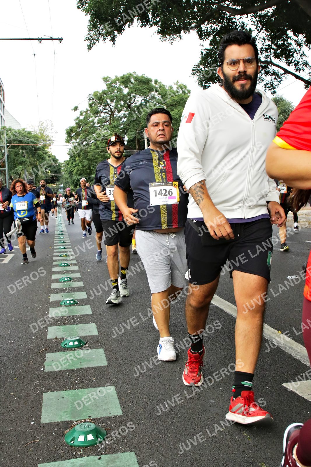 Foto de la X Carrera Leones Negros Red Cola 2026 en Rectoría General de la UdeG, Av. Juárez 976 (meta en Av. Enrique Díaz de León y Pedro Moreno), Guadalajara a las 07:17 · dorsal 1426, 4534, 763