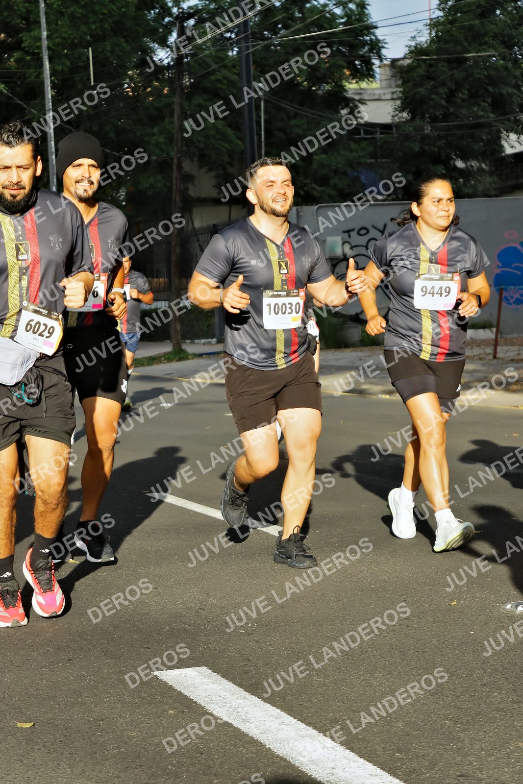 Foto de la X Carrera Leones Negros Red Cola 2026 en Rectoría General de la UdeG, Av. Juárez 976 (meta en Av. Enrique Díaz de León y Pedro Moreno), Guadalajara a las 07:54 · dorsal 6029, 9449, 10030
