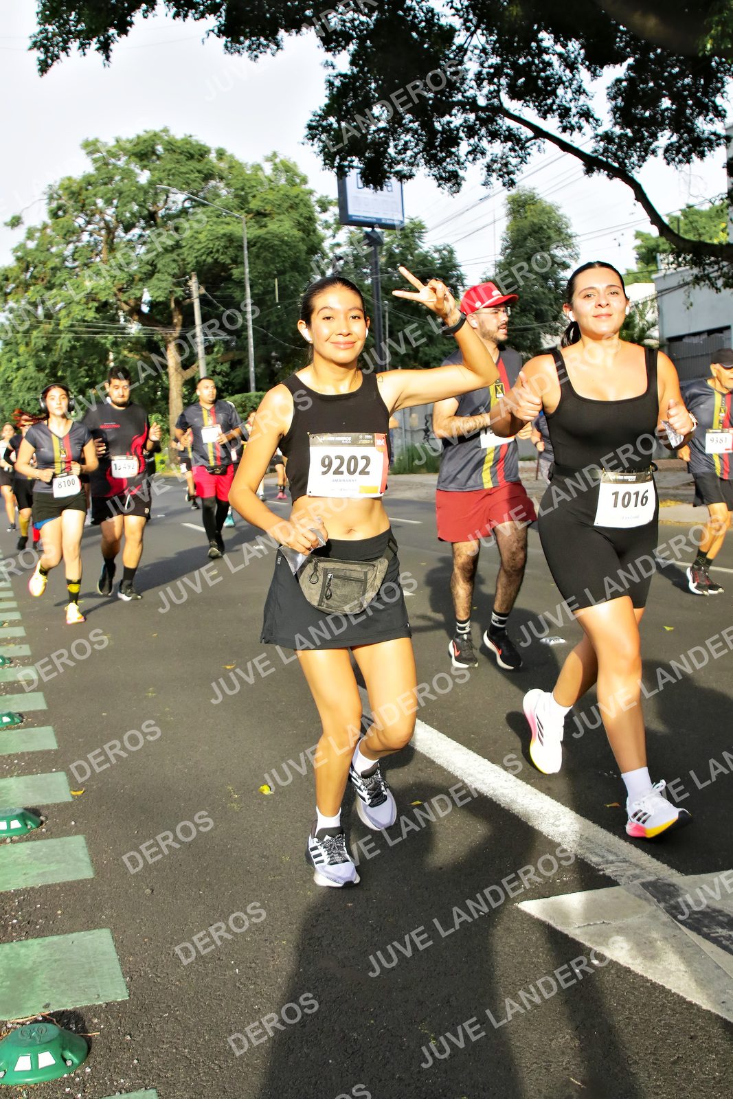 Foto de la X Carrera Leones Negros Red Cola 2026 en Rectoría General de la UdeG, Av. Juárez 976 (meta en Av. Enrique Díaz de León y Pedro Moreno), Guadalajara a las 08:02 · dorsal 9202, 1016, 8100
