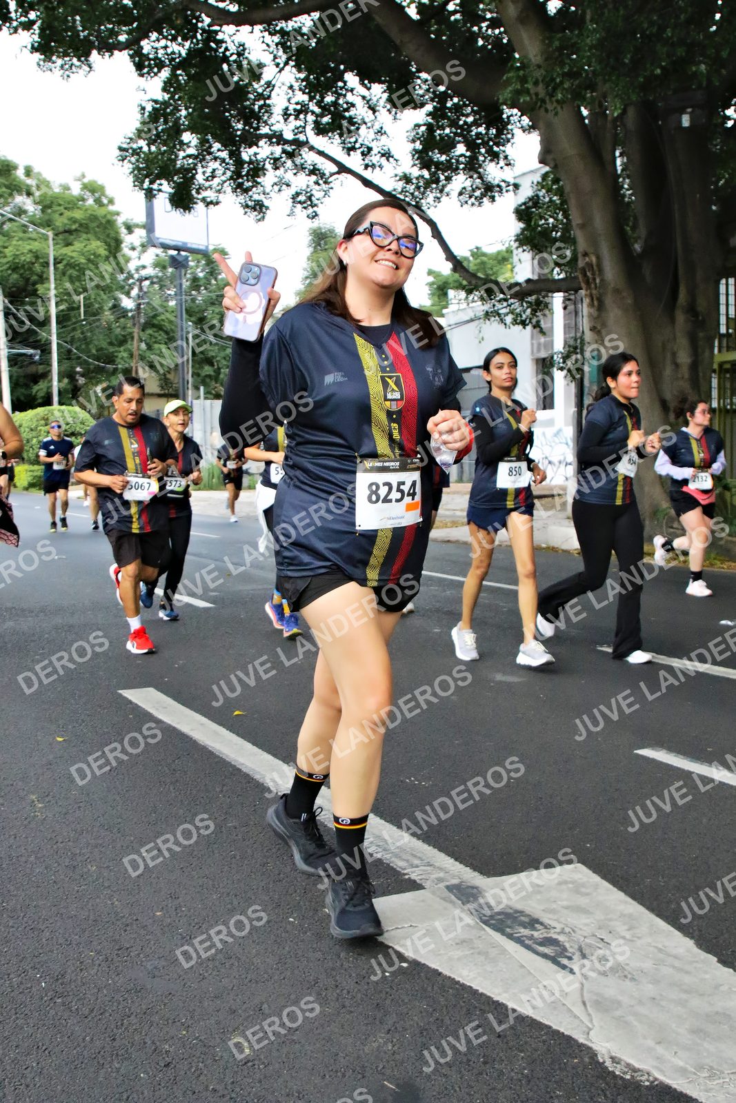 Foto de la X Carrera Leones Negros Red Cola 2026 en Rectoría General de la UdeG, Av. Juárez 976 (meta en Av. Enrique Díaz de León y Pedro Moreno), Guadalajara a las 05:11 · dorsal 8254, 850, 573, 854