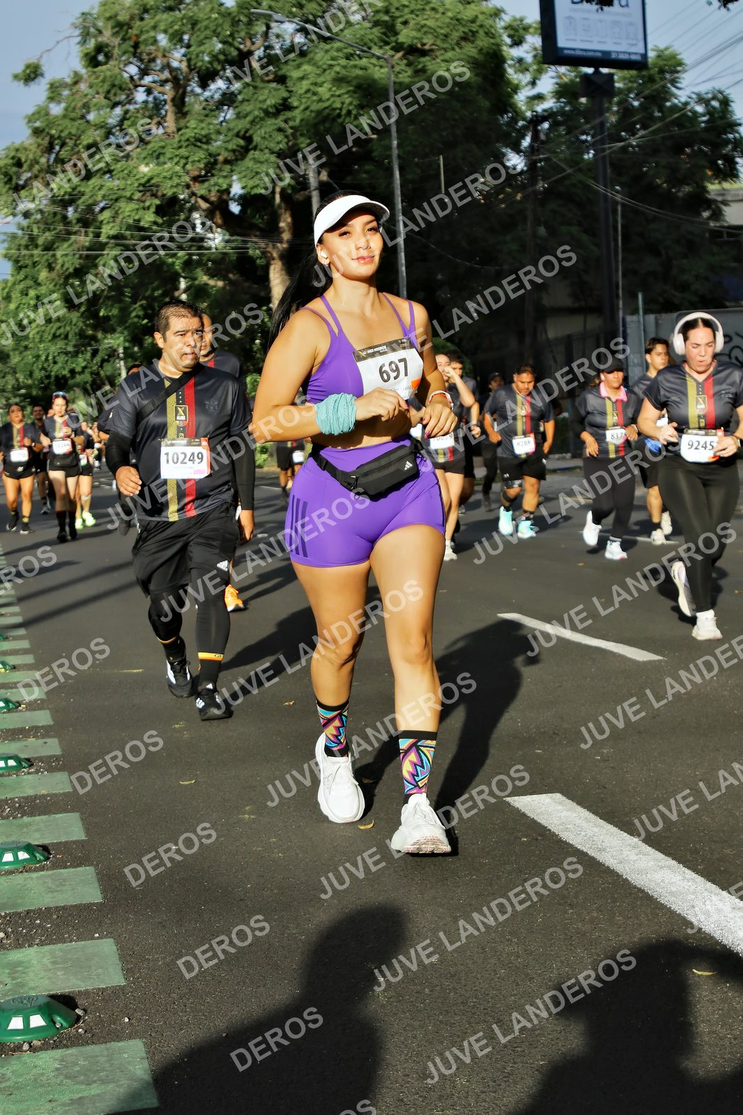 Foto de la X Carrera Leones Negros Red Cola 2026 en Rectoría General de la UdeG, Av. Juárez 976 (meta en Av. Enrique Díaz de León y Pedro Moreno), Guadalajara a las 07:58 · dorsal 10249, 697, 9245
