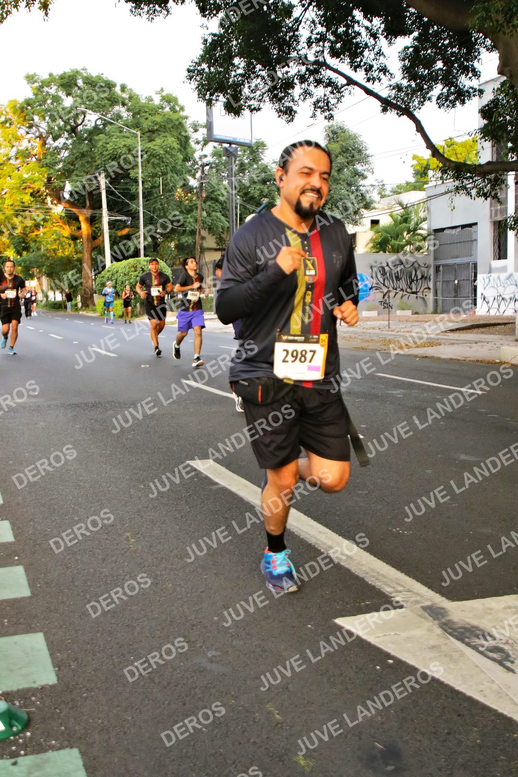 Foto de la X Carrera Leones Negros Red Cola 2026 en Rectoría General de la UdeG, Av. Juárez 976 (meta en Av. Enrique Díaz de León y Pedro Moreno), Guadalajara a las 05:00 · dorsal 2987