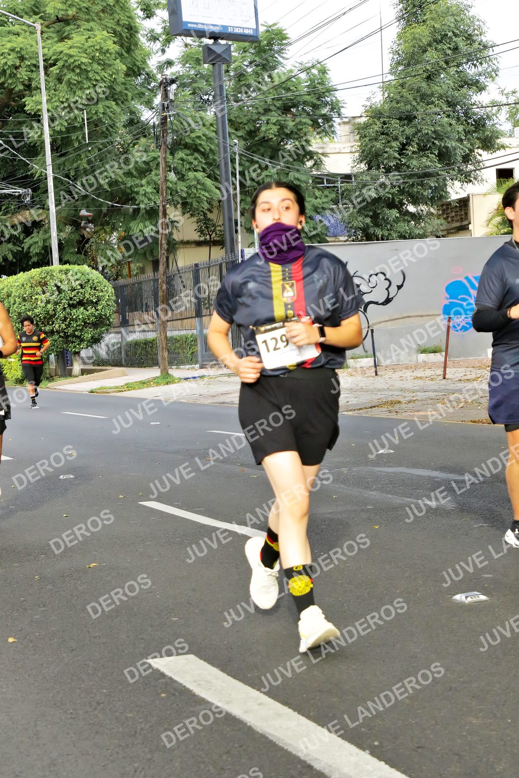Foto de la X Carrera Leones Negros Red Cola 2026 en Rectoría General de la UdeG, Av. Juárez 976 (meta en Av. Enrique Díaz de León y Pedro Moreno), Guadalajara a las 08:13 · dorsal 129