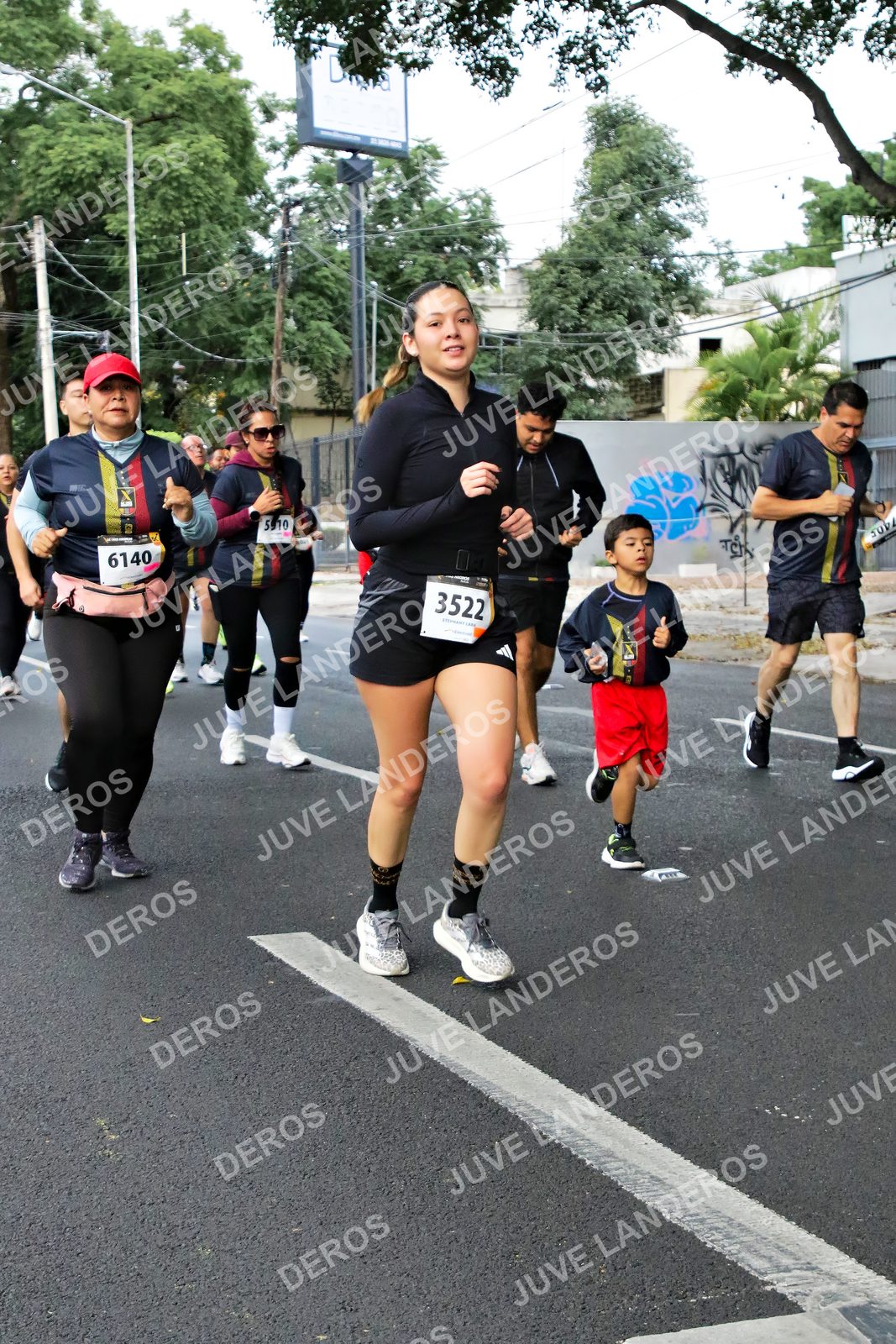 Foto de la X Carrera Leones Negros Red Cola 2026 en Rectoría General de la UdeG, Av. Juárez 976 (meta en Av. Enrique Díaz de León y Pedro Moreno), Guadalajara a las 05:11 · dorsal 3522, 6140, 5910