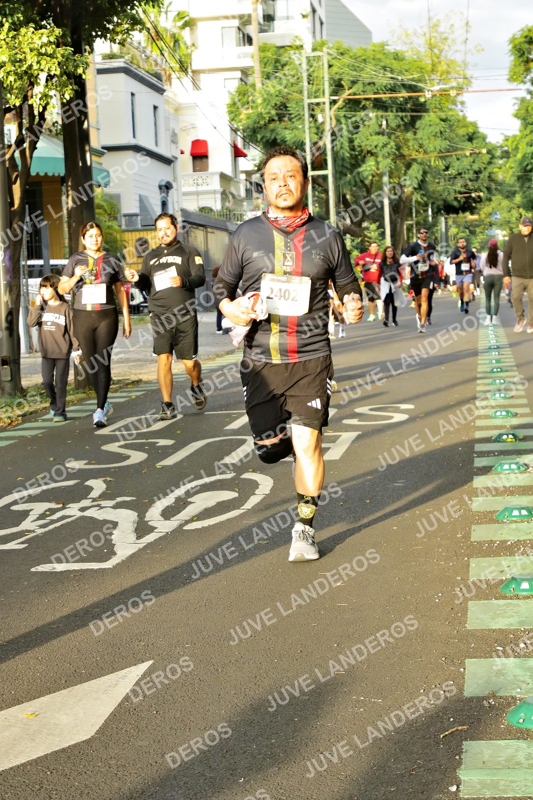 Foto de la X Carrera Leones Negros Red Cola 2026 en Rectoría General de la UdeG, Av. Juárez 976 (meta en Av. Enrique Díaz de León y Pedro Moreno), Guadalajara a las 07:35 · dorsal 2402