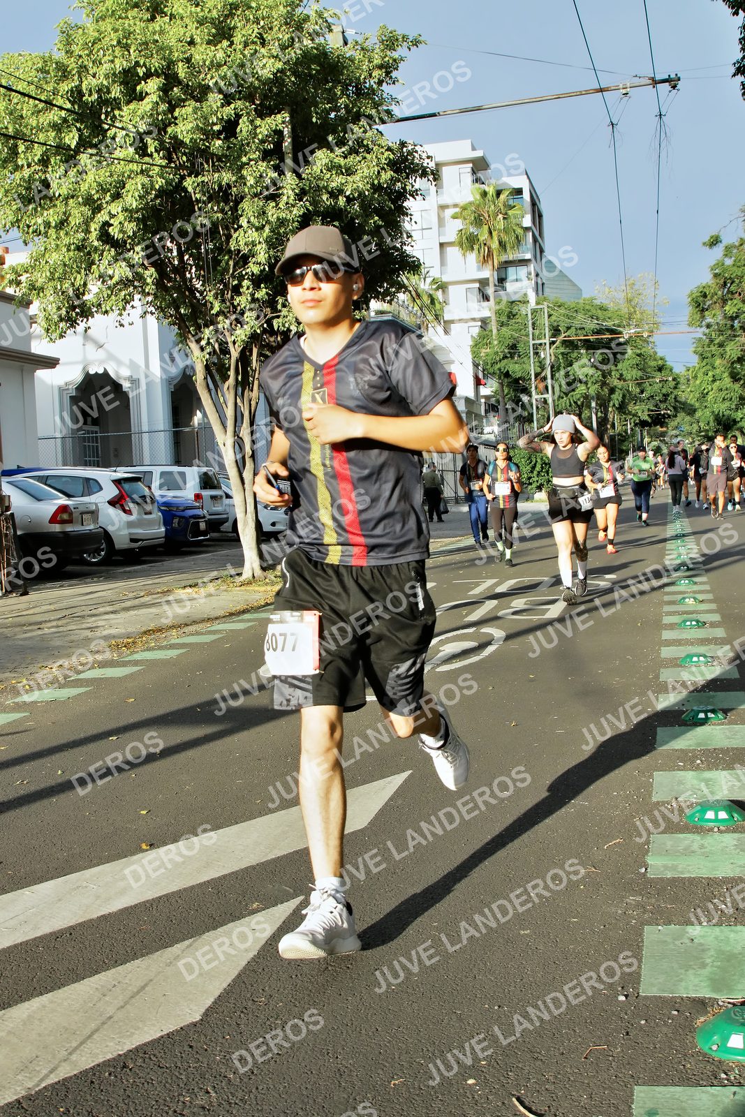 Foto de la X Carrera Leones Negros Red Cola 2026 en Rectoría General de la UdeG, Av. Juárez 976 (meta en Av. Enrique Díaz de León y Pedro Moreno), Guadalajara a las 07:54 · dorsal 8077