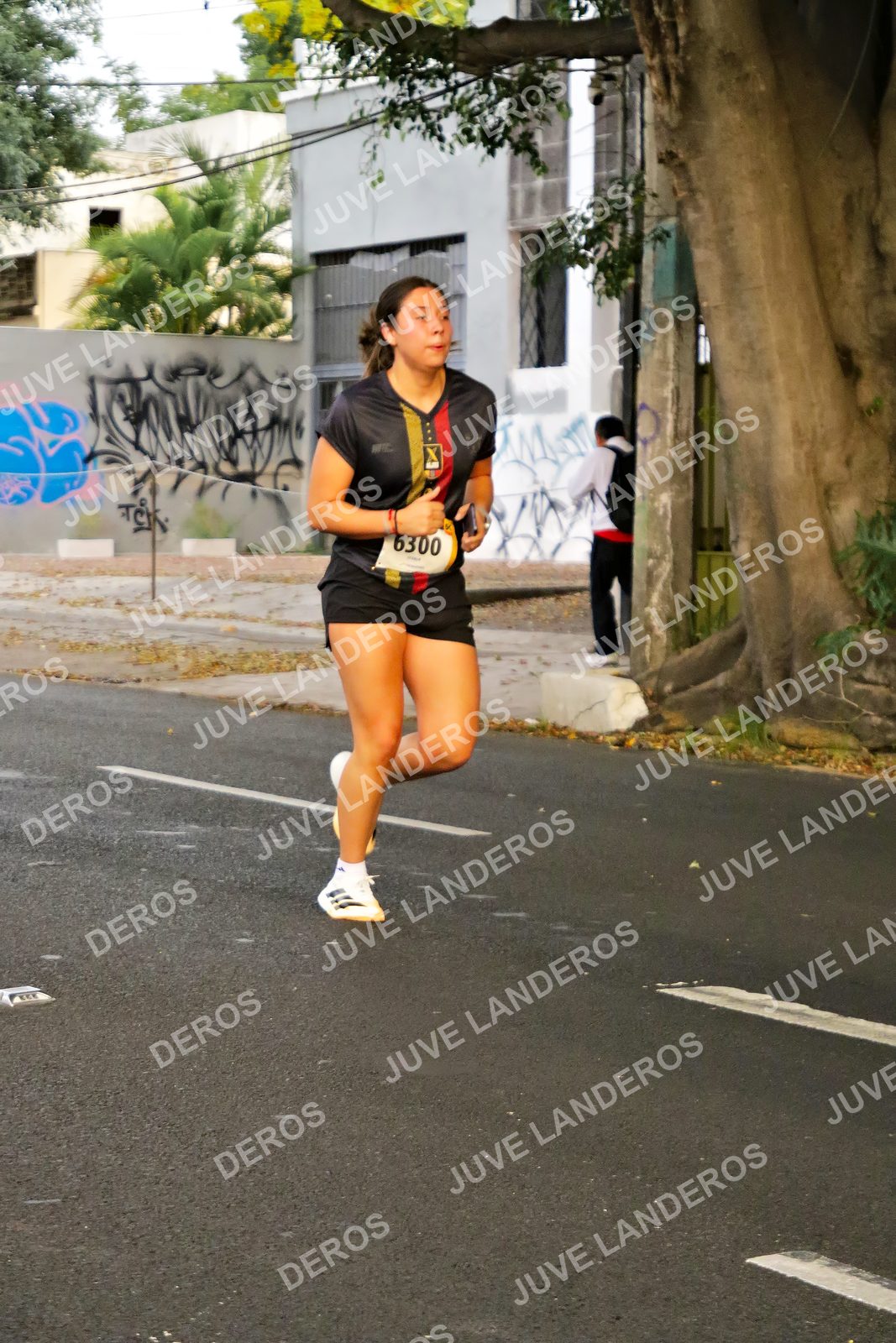 Foto de la X Carrera Leones Negros Red Cola 2026 en Rectoría General de la UdeG, Av. Juárez 976 (meta en Av. Enrique Díaz de León y Pedro Moreno), Guadalajara a las 05:00 · dorsal 6300