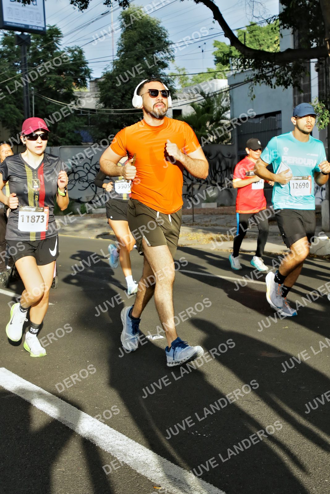 Foto de la X Carrera Leones Negros Red Cola 2026 en Rectoría General de la UdeG, Av. Juárez 976 (meta en Av. Enrique Díaz de León y Pedro Moreno), Guadalajara a las 07:45 · dorsal 12690, 11873, 9905