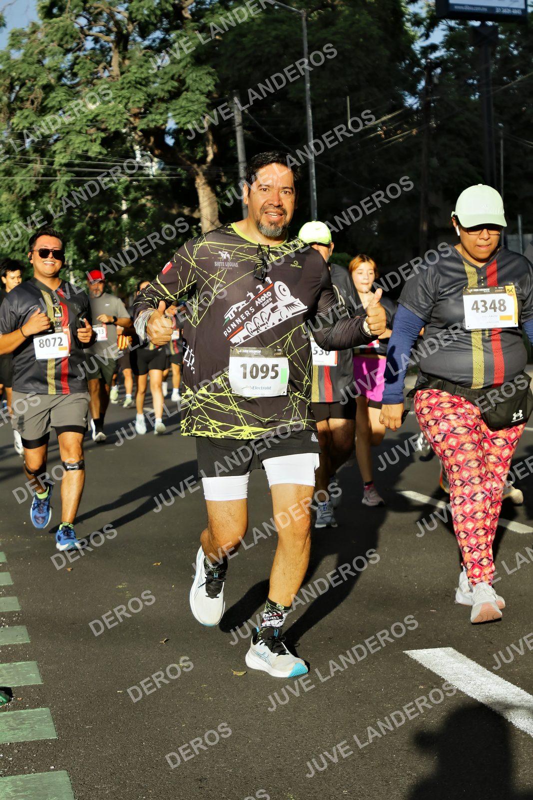 Foto de la X Carrera Leones Negros Red Cola 2026 en Rectoría General de la UdeG, Av. Juárez 976 (meta en Av. Enrique Díaz de León y Pedro Moreno), Guadalajara a las 07:47 · dorsal 1095, 4348, 8072, 13