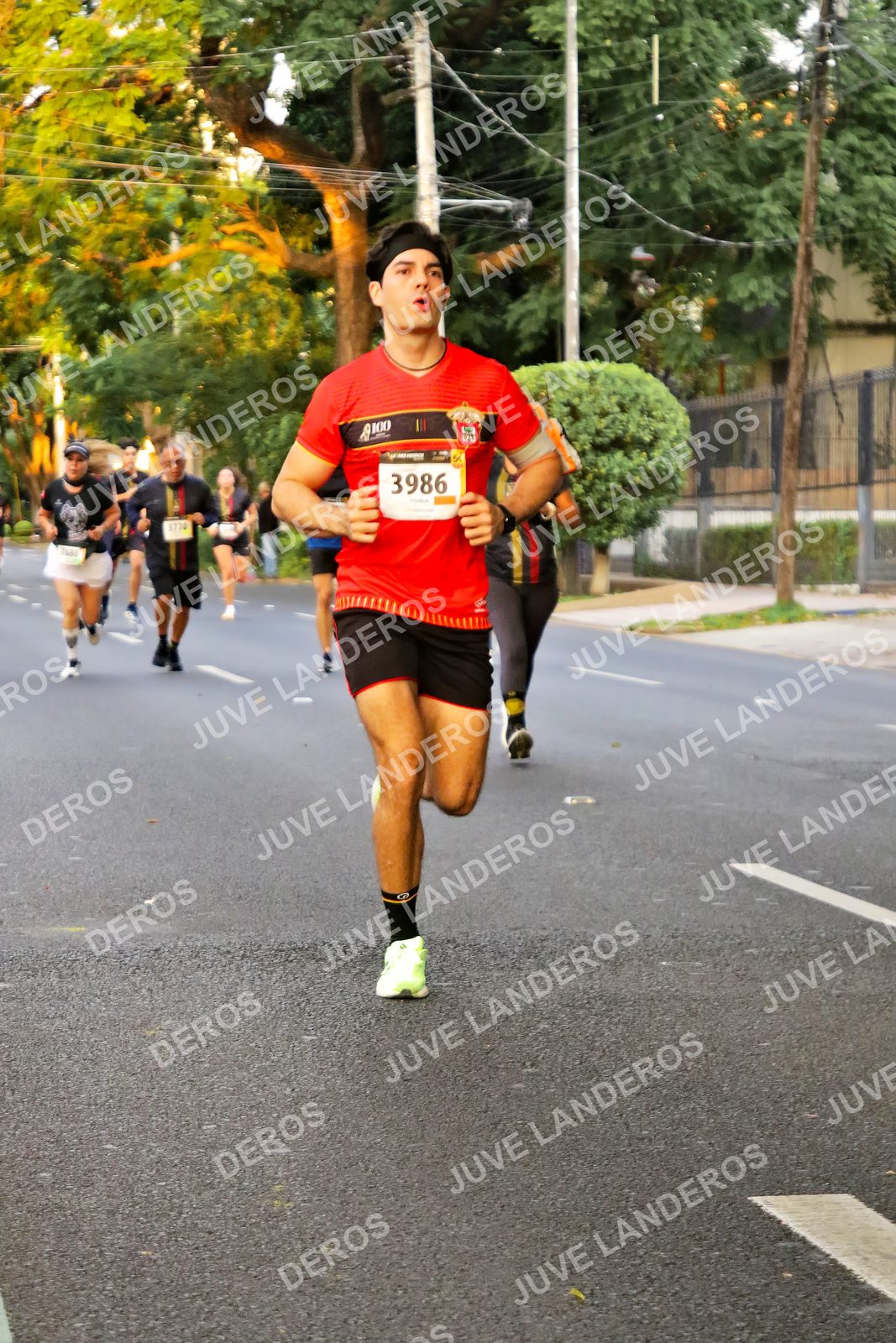 Foto de la X Carrera Leones Negros Red Cola 2026 en Rectoría General de la UdeG, Av. Juárez 976 (meta en Av. Enrique Díaz de León y Pedro Moreno), Guadalajara a las 04:59 · dorsal 3986, 7684