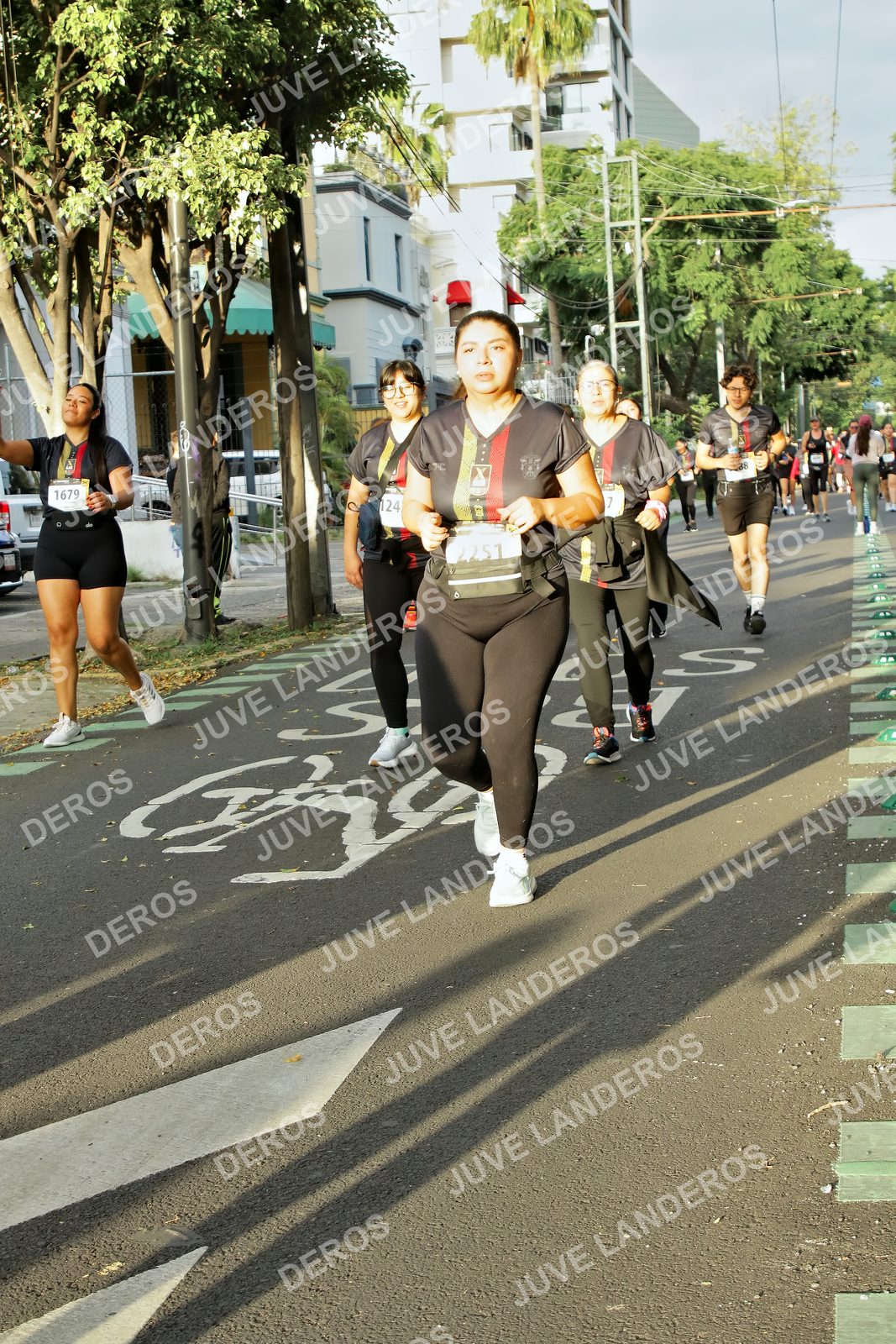 Foto de la X Carrera Leones Negros Red Cola 2026 en Rectoría General de la UdeG, Av. Juárez 976 (meta en Av. Enrique Díaz de León y Pedro Moreno), Guadalajara a las 07:31 · dorsal 1679, 124, 2251