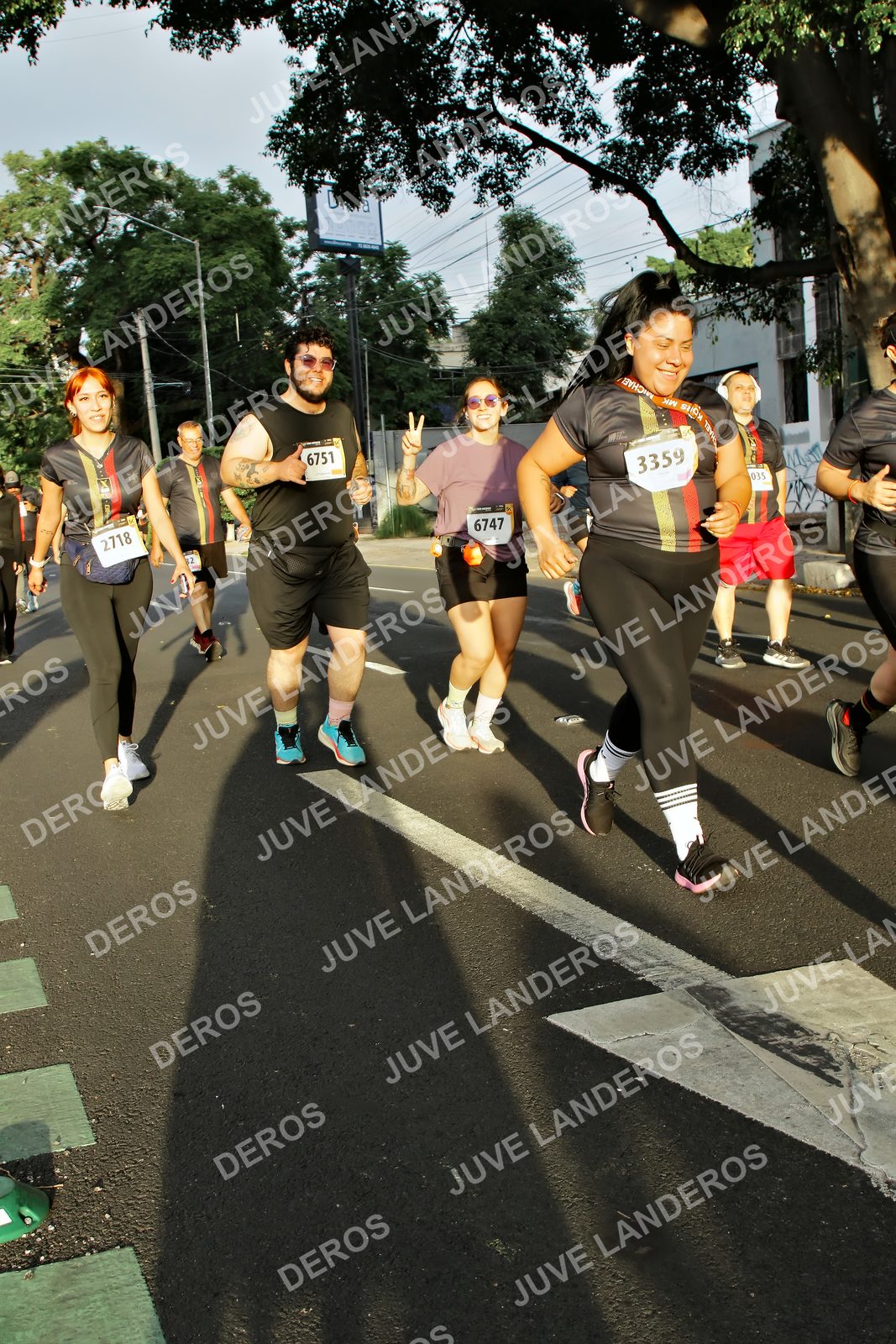 Foto de la X Carrera Leones Negros Red Cola 2026 en Rectoría General de la UdeG, Av. Juárez 976 (meta en Av. Enrique Díaz de León y Pedro Moreno), Guadalajara a las 07:24 · dorsal 3359, 6751, 2718, 6747