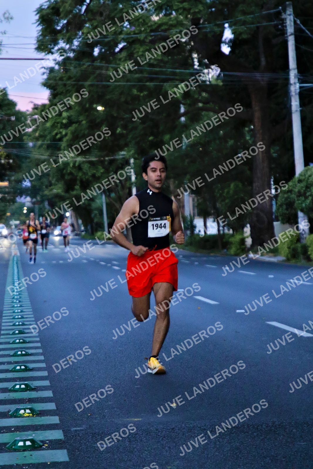 Foto de la X Carrera Leones Negros Red Cola 2026 en Rectoría General de la UdeG, Av. Juárez 976 (meta en Av. Enrique Díaz de León y Pedro Moreno), Guadalajara a las 04:50 · dorsal 1944