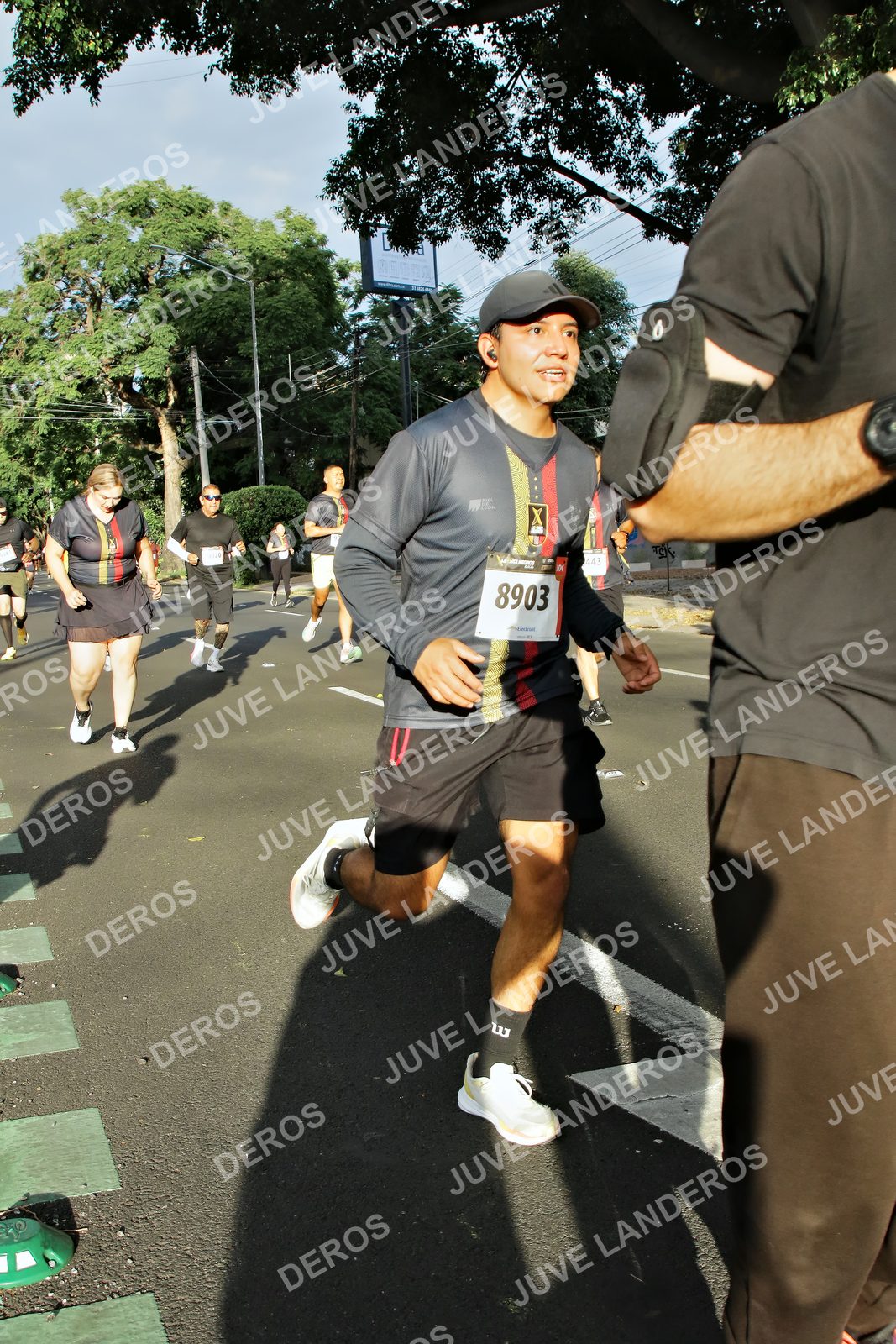 Foto de la X Carrera Leones Negros Red Cola 2026 en Rectoría General de la UdeG, Av. Juárez 976 (meta en Av. Enrique Díaz de León y Pedro Moreno), Guadalajara a las 07:46 · dorsal 8903