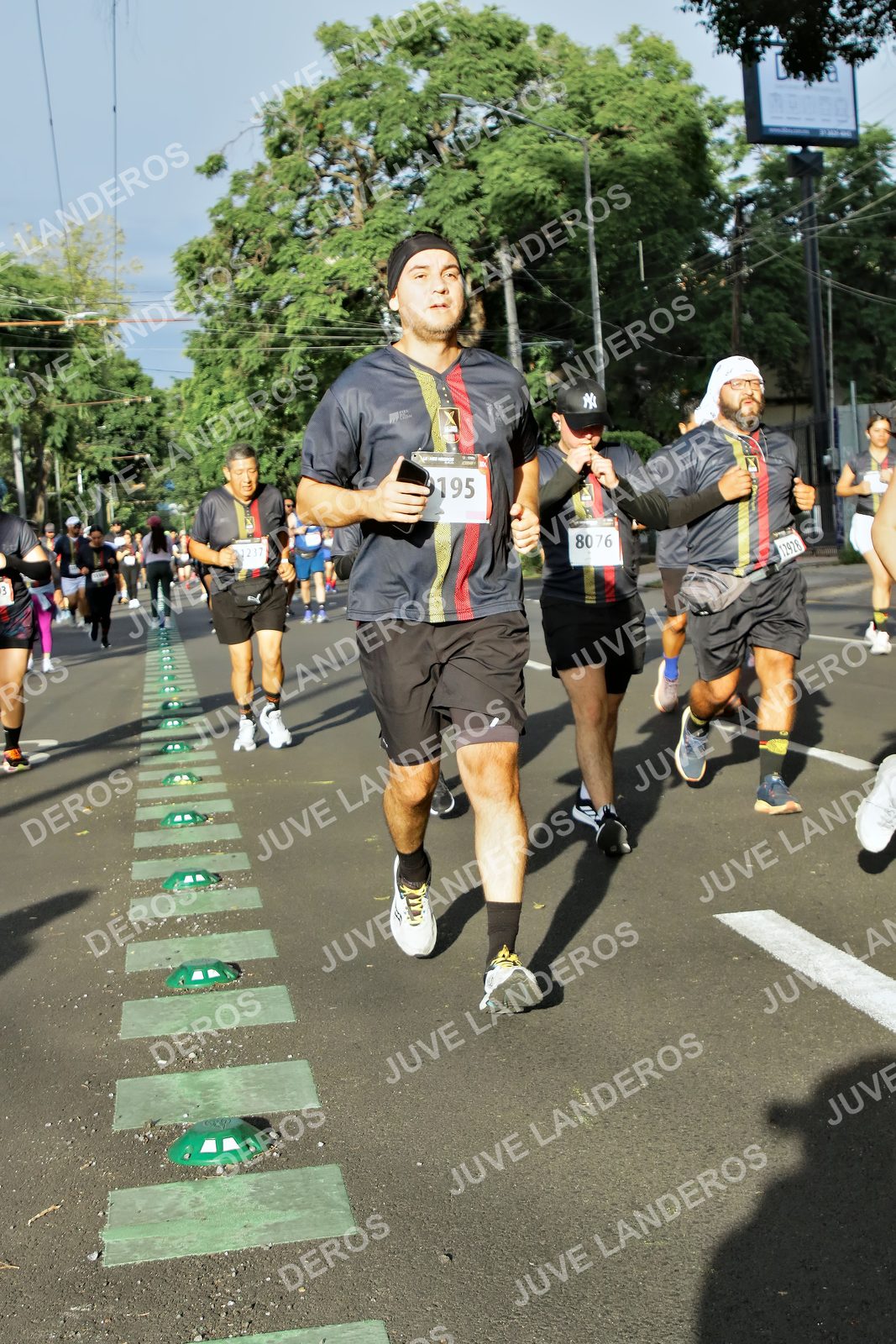 Foto de la X Carrera Leones Negros Red Cola 2026 en Rectoría General de la UdeG, Av. Juárez 976 (meta en Av. Enrique Díaz de León y Pedro Moreno), Guadalajara a las 07:57 · dorsal 8076, 195, 12928, 1237
