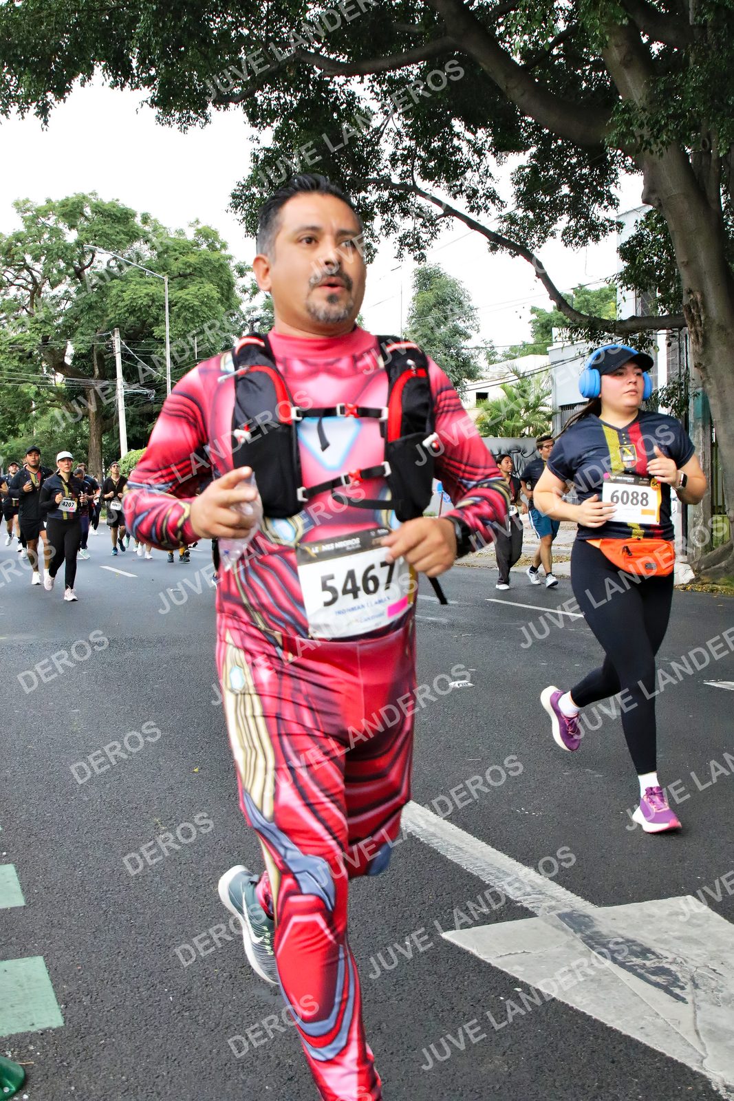 Foto de la X Carrera Leones Negros Red Cola 2026 en Rectoría General de la UdeG, Av. Juárez 976 (meta en Av. Enrique Díaz de León y Pedro Moreno), Guadalajara a las 05:12 · dorsal 5467, 6088, 4207