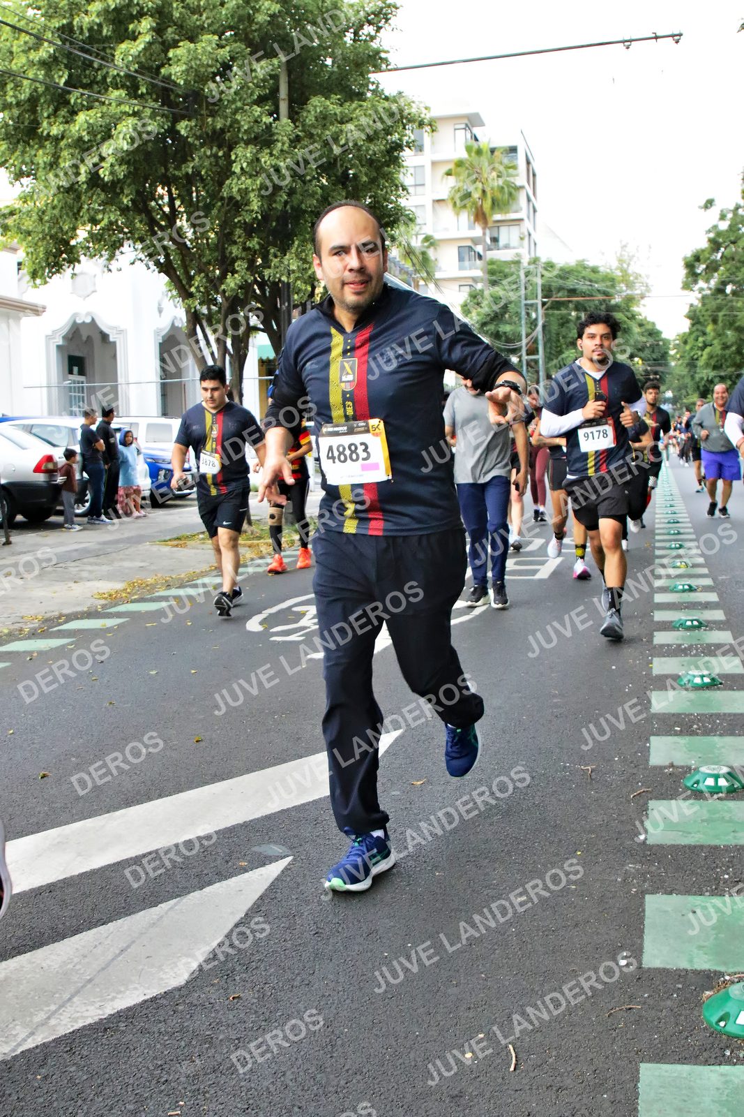 Foto de la X Carrera Leones Negros Red Cola 2026 en Rectoría General de la UdeG, Av. Juárez 976 (meta en Av. Enrique Díaz de León y Pedro Moreno), Guadalajara a las 07:14 · dorsal 4883, 9178