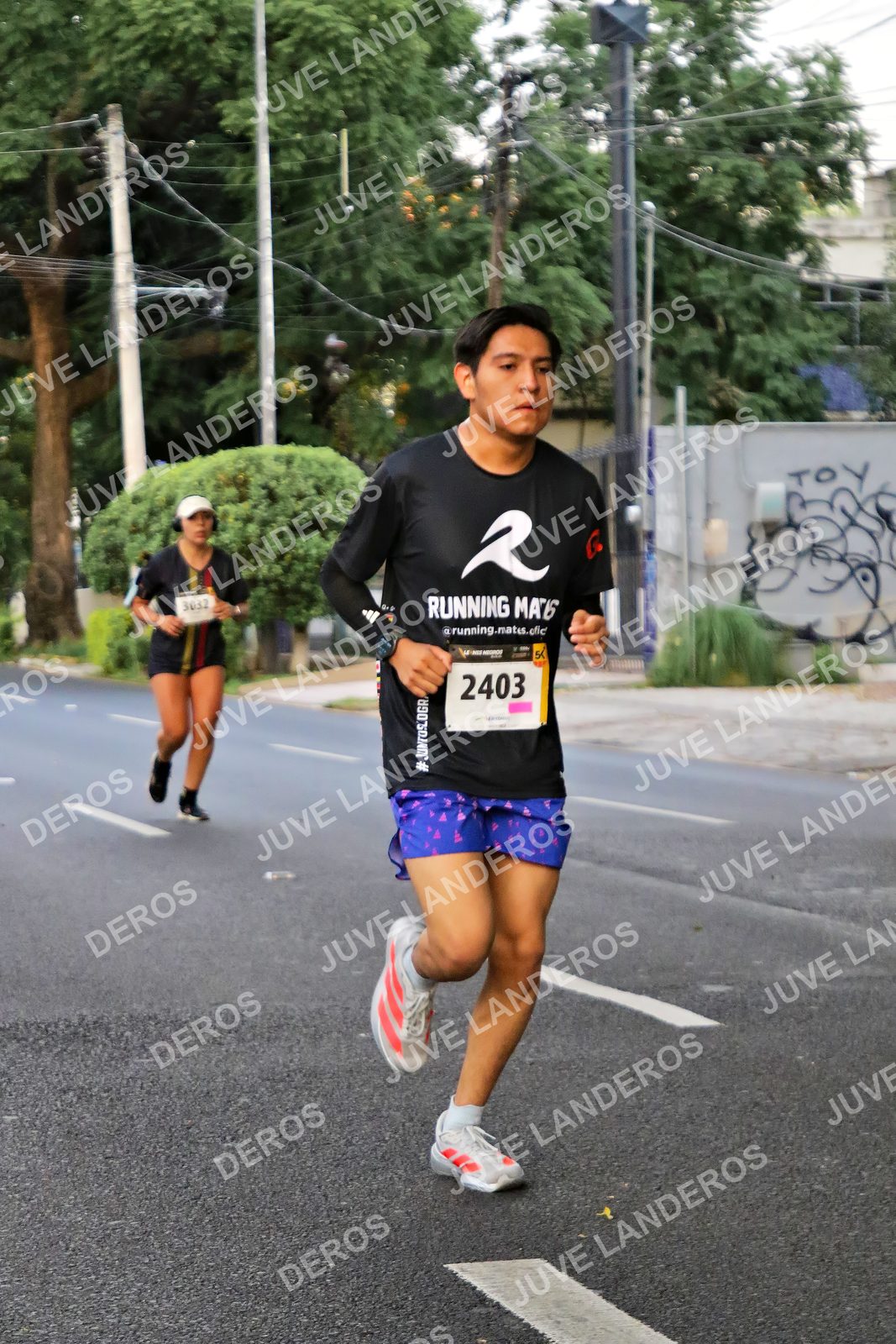 Foto de la X Carrera Leones Negros Red Cola 2026 en Rectoría General de la UdeG, Av. Juárez 976 (meta en Av. Enrique Díaz de León y Pedro Moreno), Guadalajara a las 04:58 · dorsal 2403, 3032