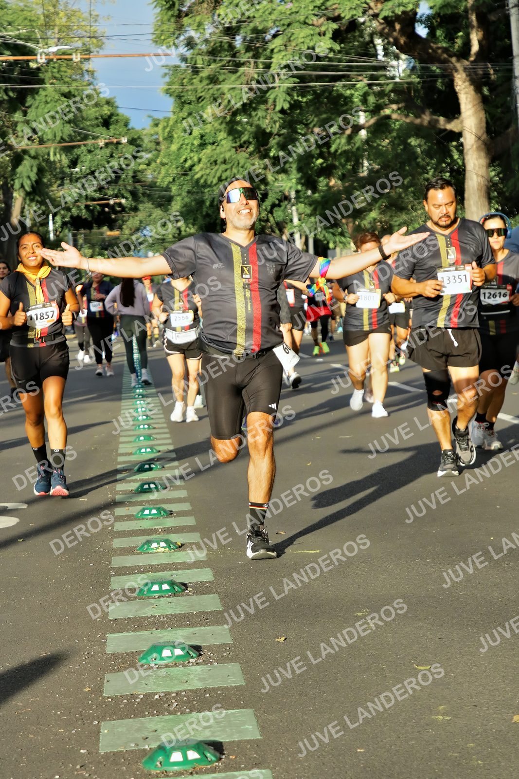 Foto de la X Carrera Leones Negros Red Cola 2026 en Rectoría General de la UdeG, Av. Juárez 976 (meta en Av. Enrique Díaz de León y Pedro Moreno), Guadalajara a las 07:43 · dorsal 3351, 12616, 1801
