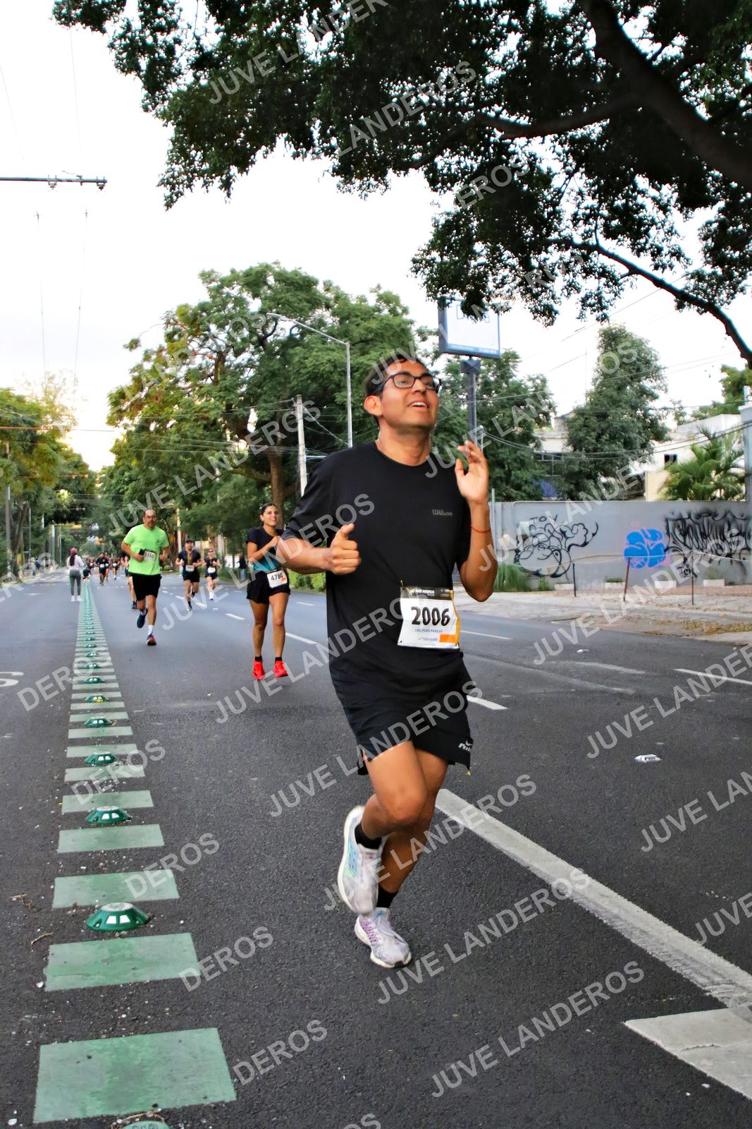 Foto de la X Carrera Leones Negros Red Cola 2026 en Rectoría General de la UdeG, Av. Juárez 976 (meta en Av. Enrique Díaz de León y Pedro Moreno), Guadalajara a las 04:58 · dorsal 2006
