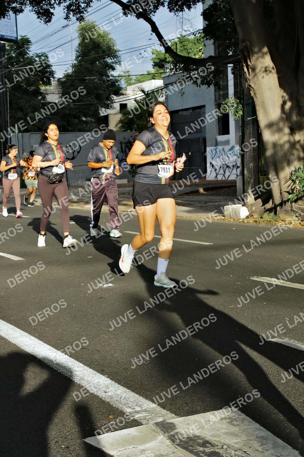 Foto de la X Carrera Leones Negros Red Cola 2026 en Rectoría General de la UdeG, Av. Juárez 976 (meta en Av. Enrique Díaz de León y Pedro Moreno), Guadalajara a las 07:55 · dorsal 7931, 8407