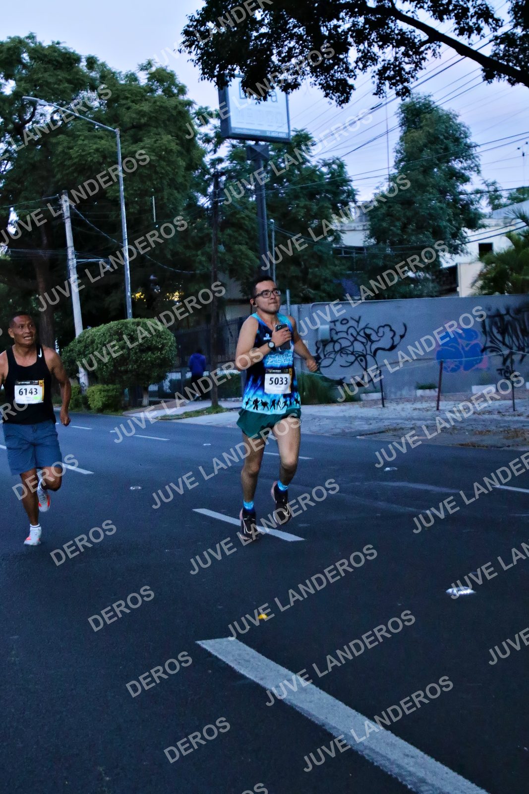 Foto de la X Carrera Leones Negros Red Cola 2026 en Rectoría General de la UdeG, Av. Juárez 976 (meta en Av. Enrique Díaz de León y Pedro Moreno), Guadalajara a las 04:50 · dorsal 6143, 5033