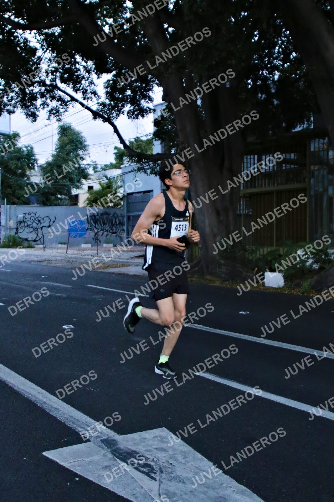 Foto de la X Carrera Leones Negros Red Cola 2026 en Rectoría General de la UdeG, Av. Juárez 976 (meta en Av. Enrique Díaz de León y Pedro Moreno), Guadalajara a las 04:53 · dorsal 4513