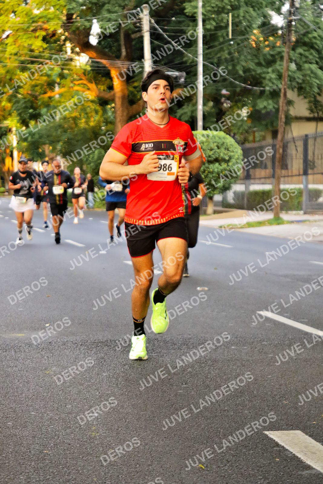 Foto de la X Carrera Leones Negros Red Cola 2026 en Rectoría General de la UdeG, Av. Juárez 976 (meta en Av. Enrique Díaz de León y Pedro Moreno), Guadalajara a las 04:59 · dorsal 986
