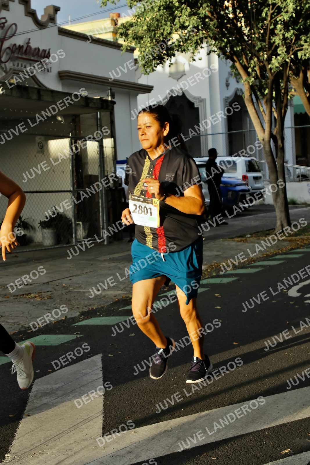Foto de la X Carrera Leones Negros Red Cola 2026 en Rectoría General de la UdeG, Av. Juárez 976 (meta en Av. Enrique Díaz de León y Pedro Moreno), Guadalajara a las 07:27 · dorsal 2801
